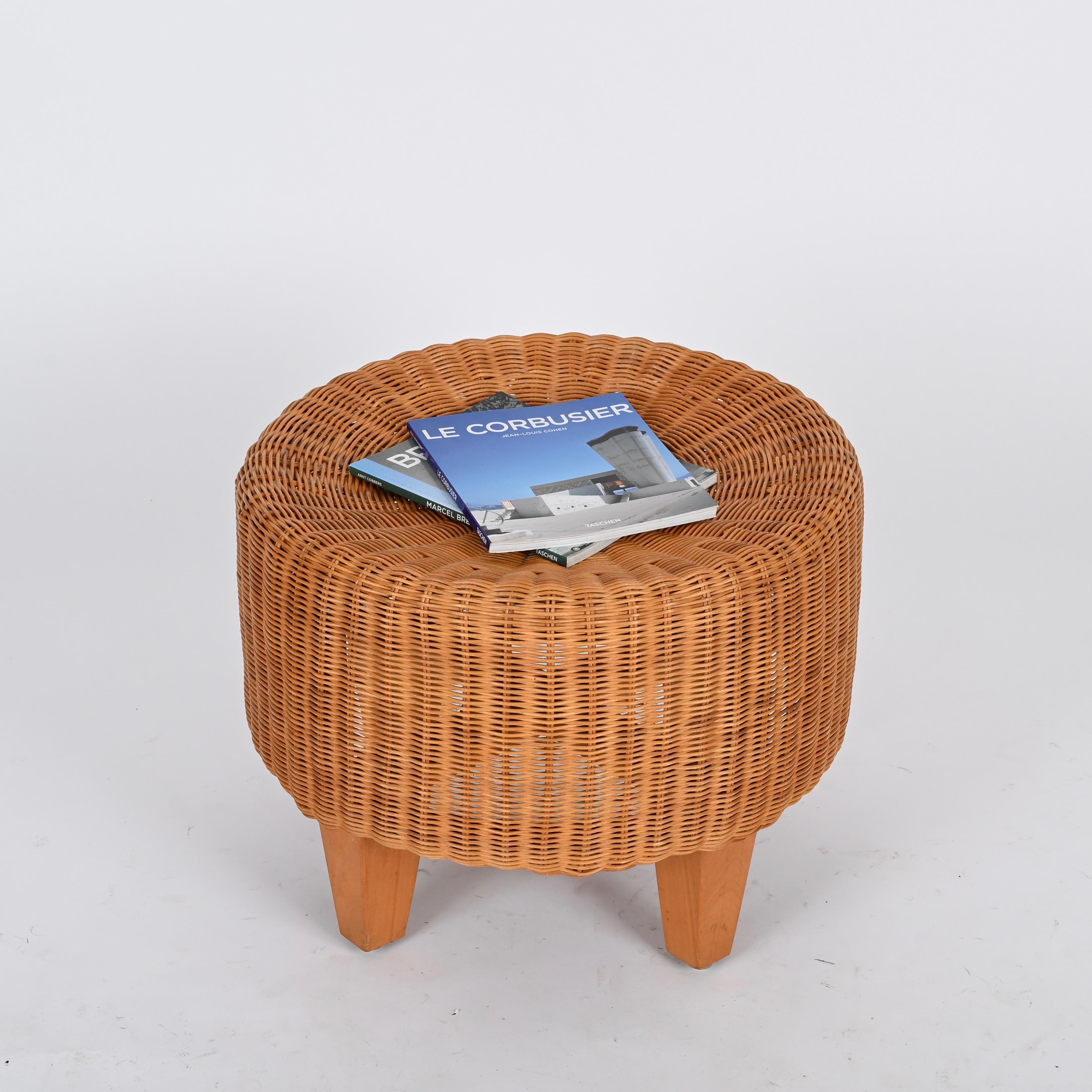 Italienischer runder Ottoman Pouf aus geflochtenem Rattan und Holz, Mitte des Jahrhunderts, Italien 1970er im Angebot 2