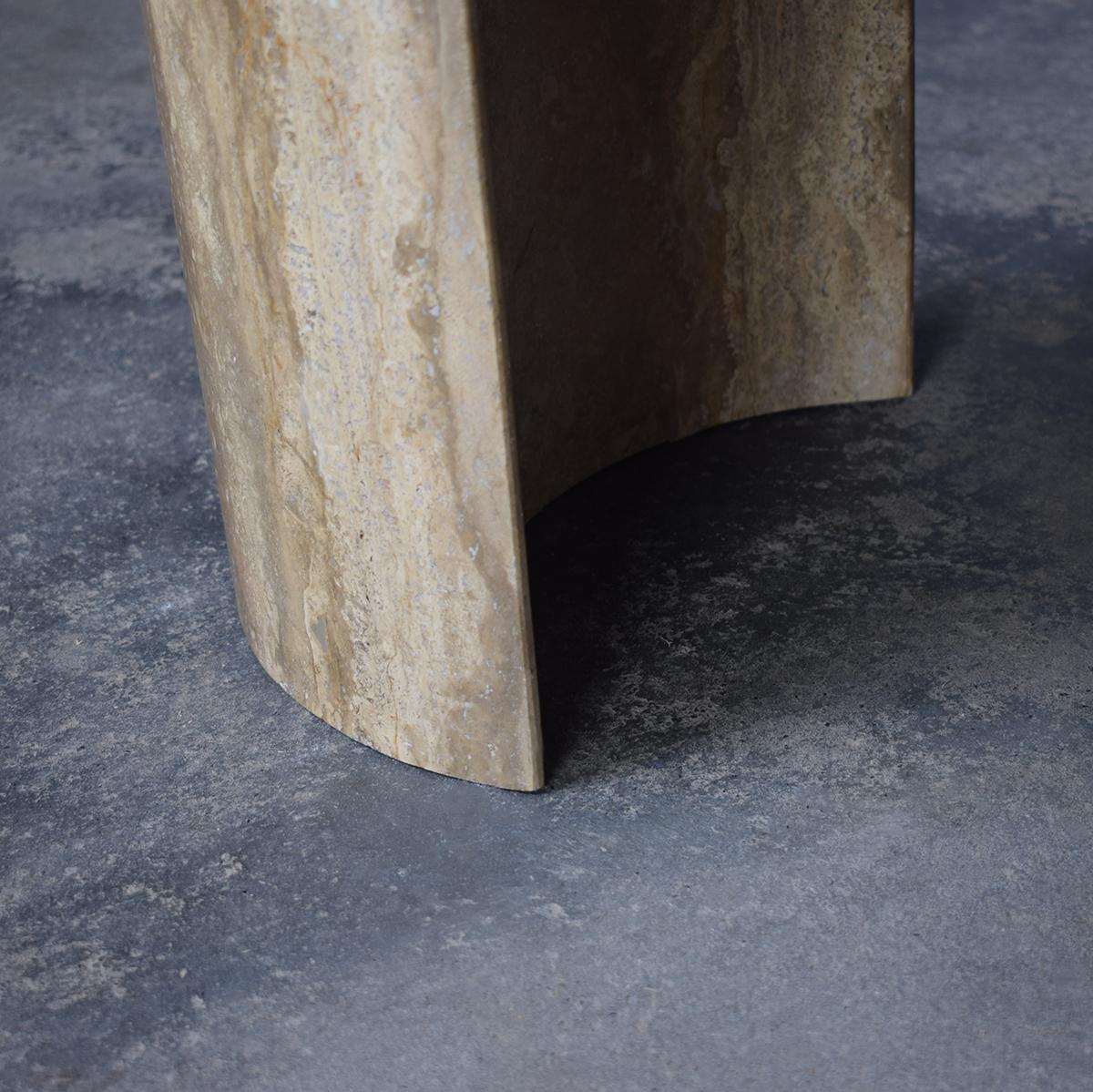 Travertin Table basse ronde italienne du milieu du siècle en marbre travertin 1970 en vente