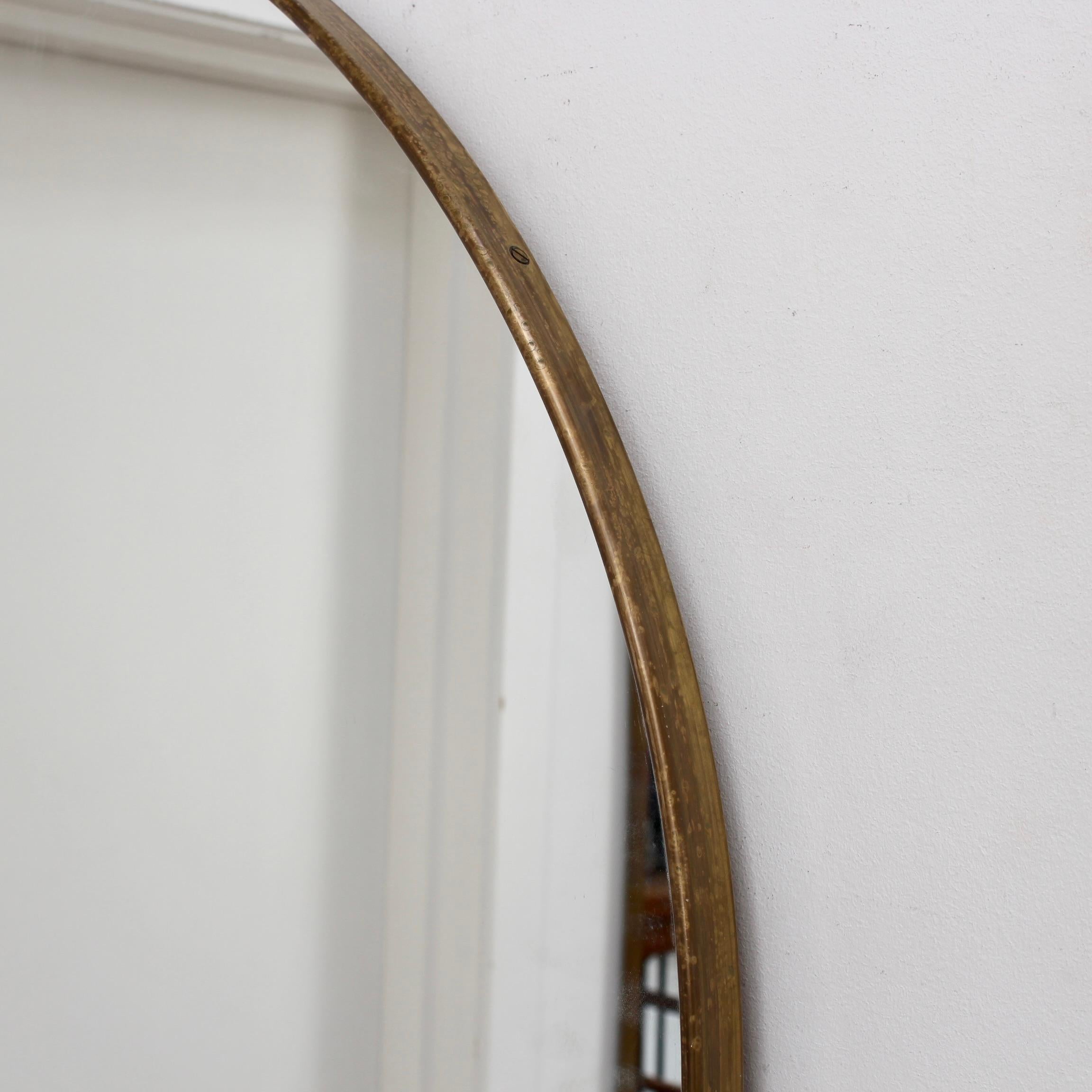 Mid-Century Italian Round Wall Mirror with Brass Frame (circa 1960s) - Large For Sale 2