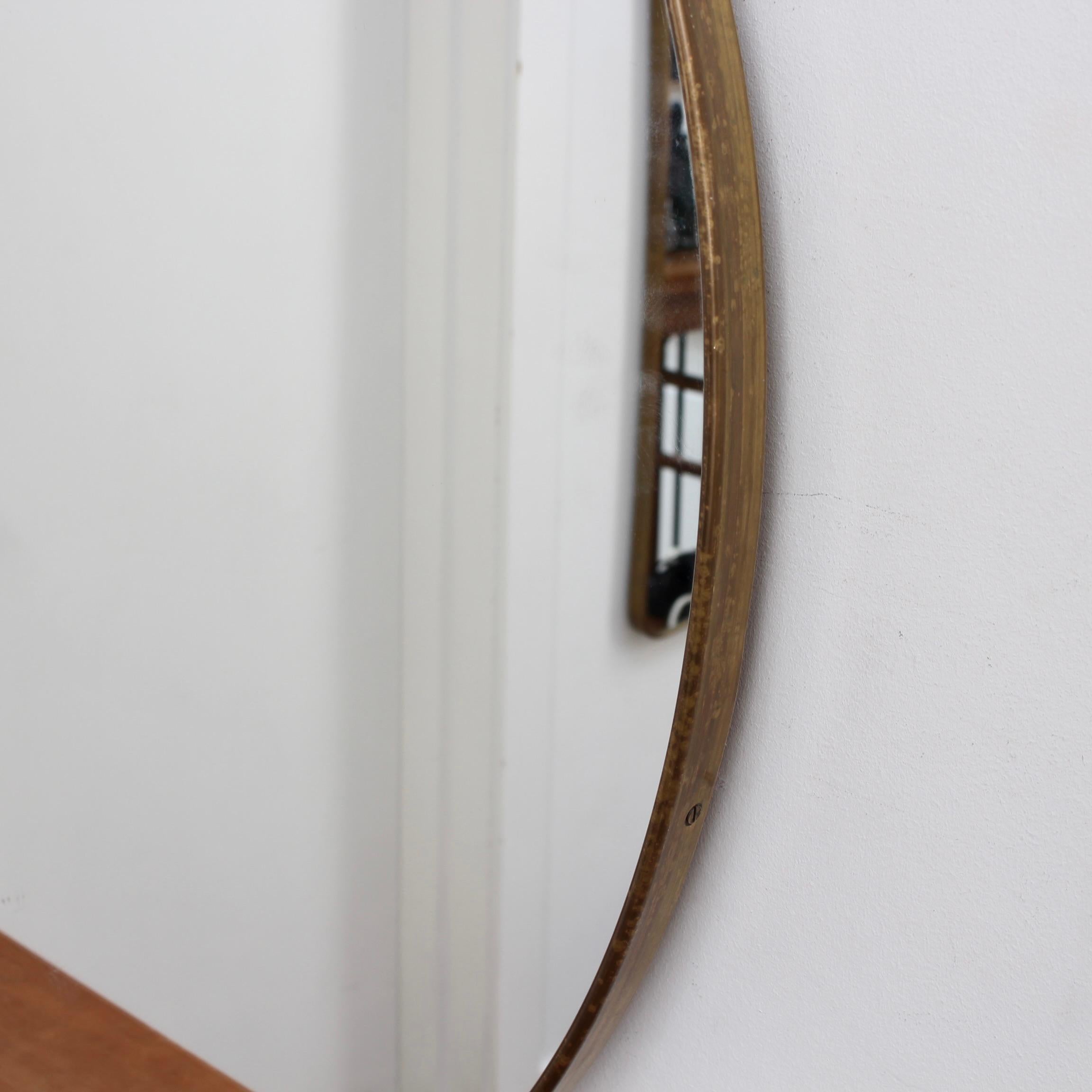 Mid-Century Italian Round Wall Mirror with Brass Frame (circa 1960s) - Large For Sale 3