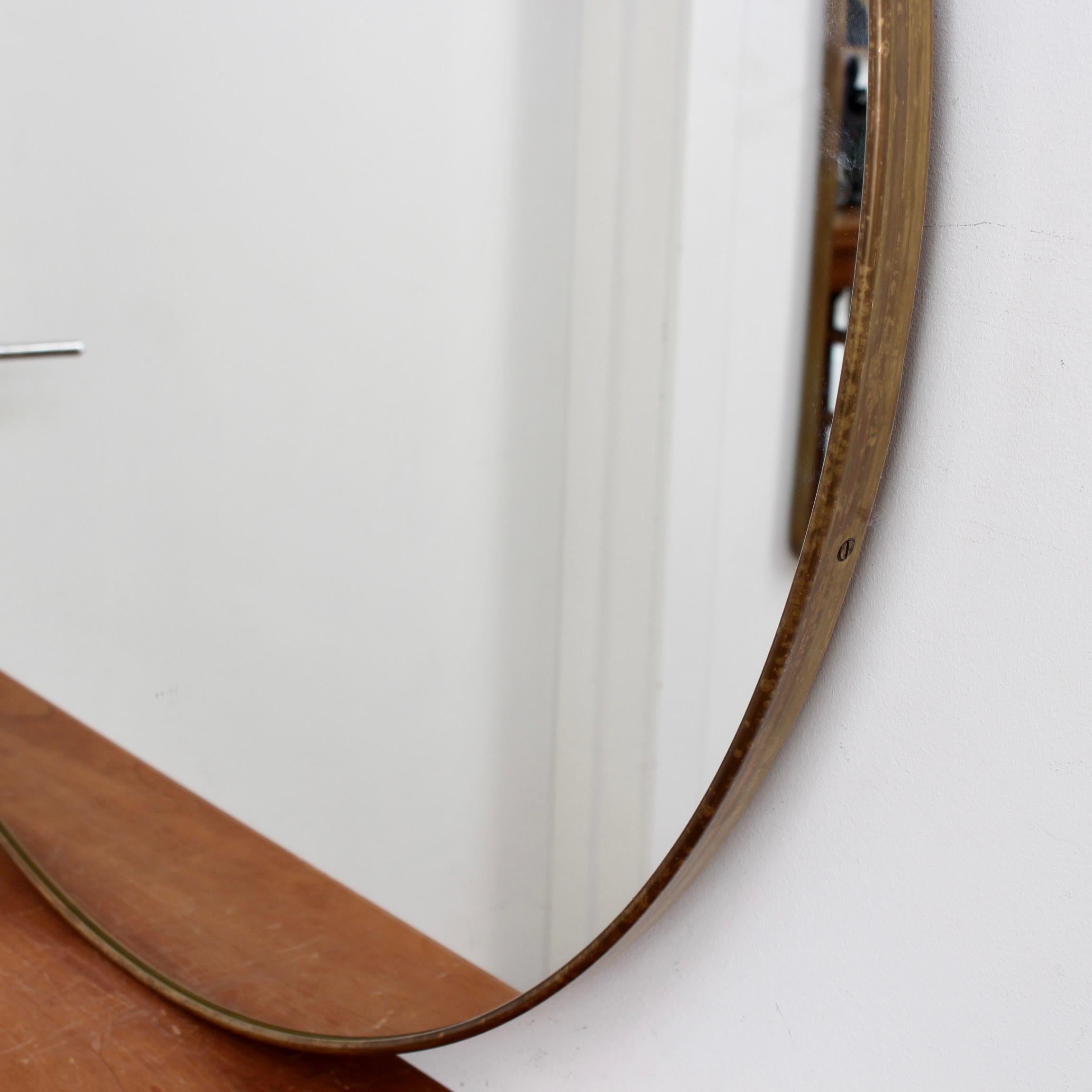 Mid-Century Italian Round Wall Mirror with Brass Frame (circa 1960s) - Large For Sale 4
