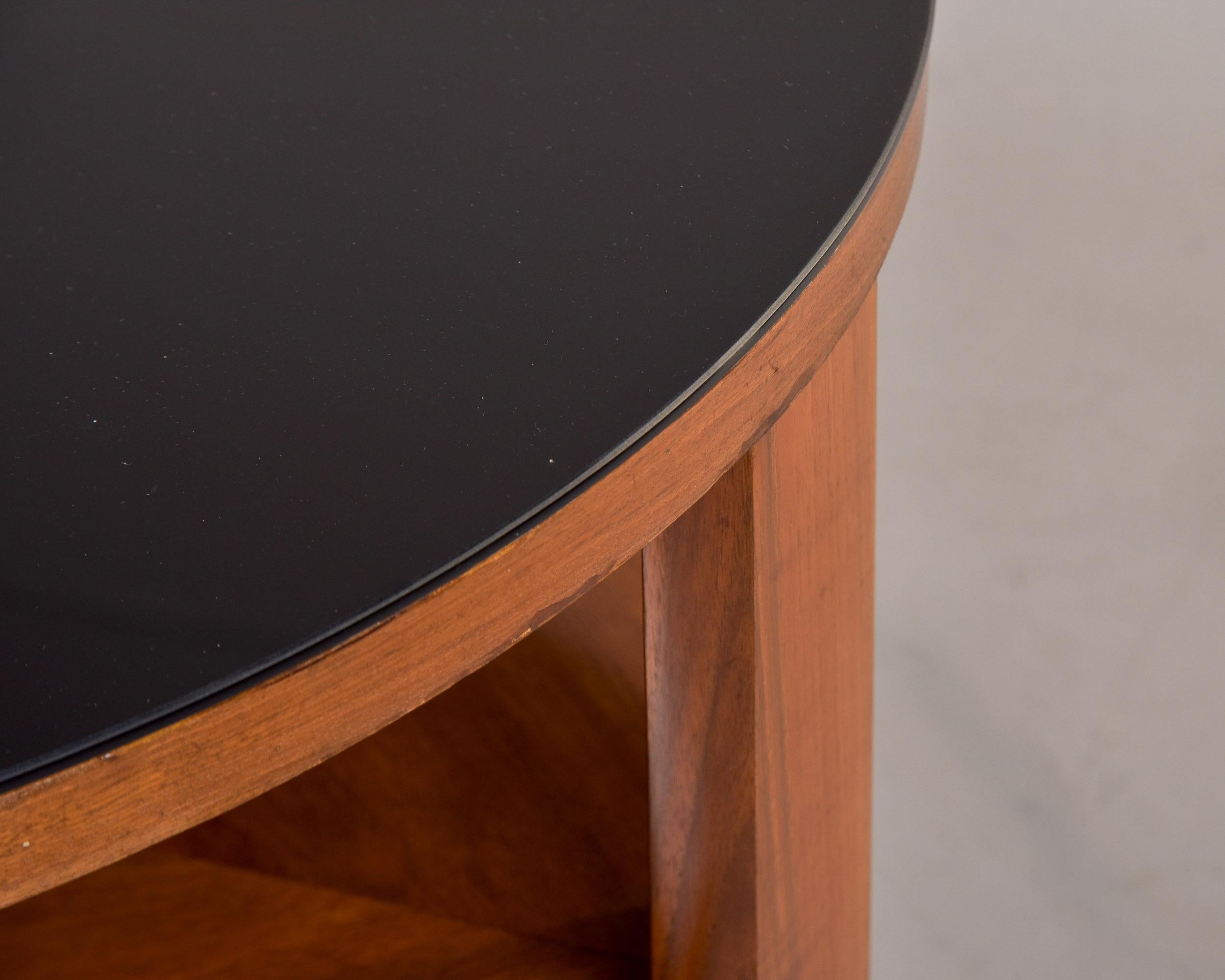 Table d'appoint ronde italienne du milieu du siècle en noyer avec plateau en verre noir en vente 3