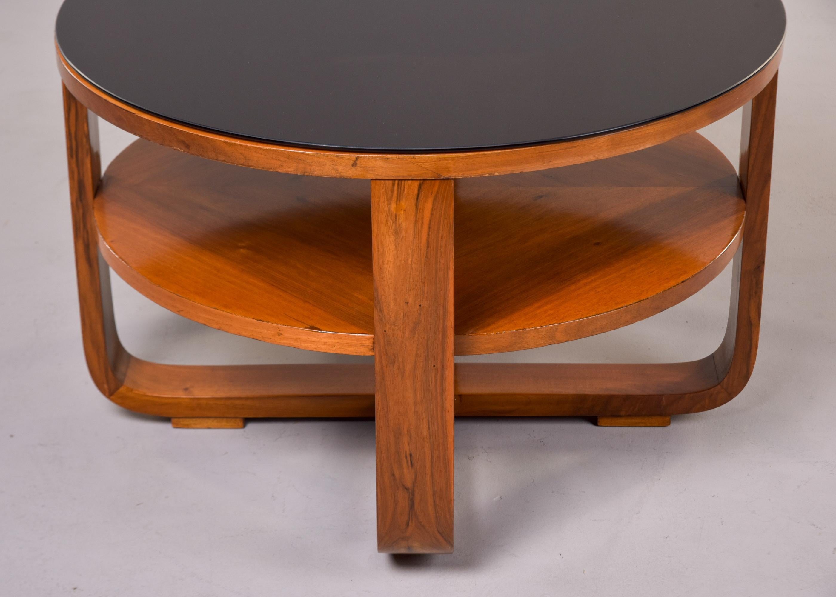 Table d'appoint ronde italienne du milieu du siècle en noyer avec plateau en verre noir en vente 5