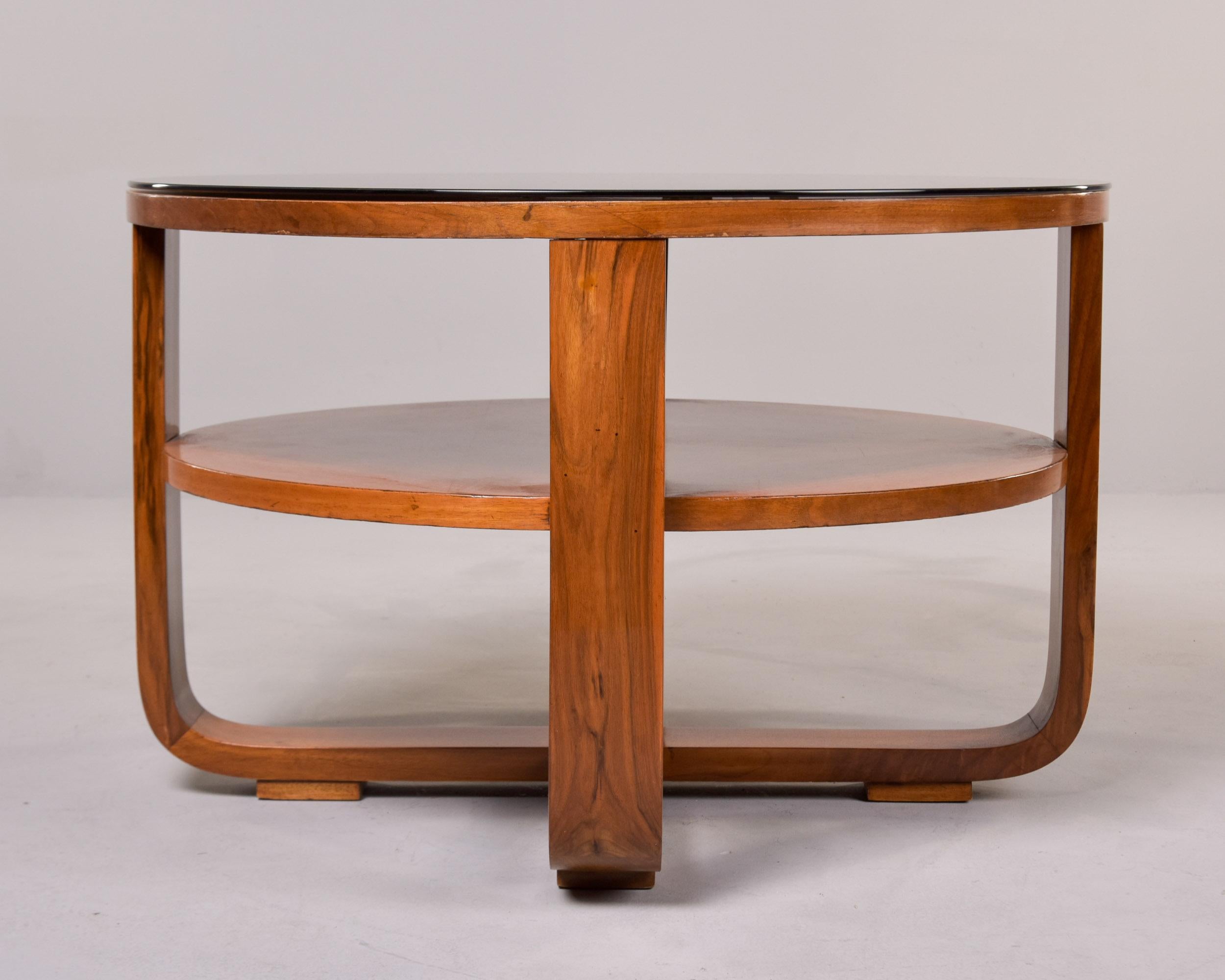 Table d'appoint ronde italienne du milieu du siècle en noyer avec plateau en verre noir en vente 6