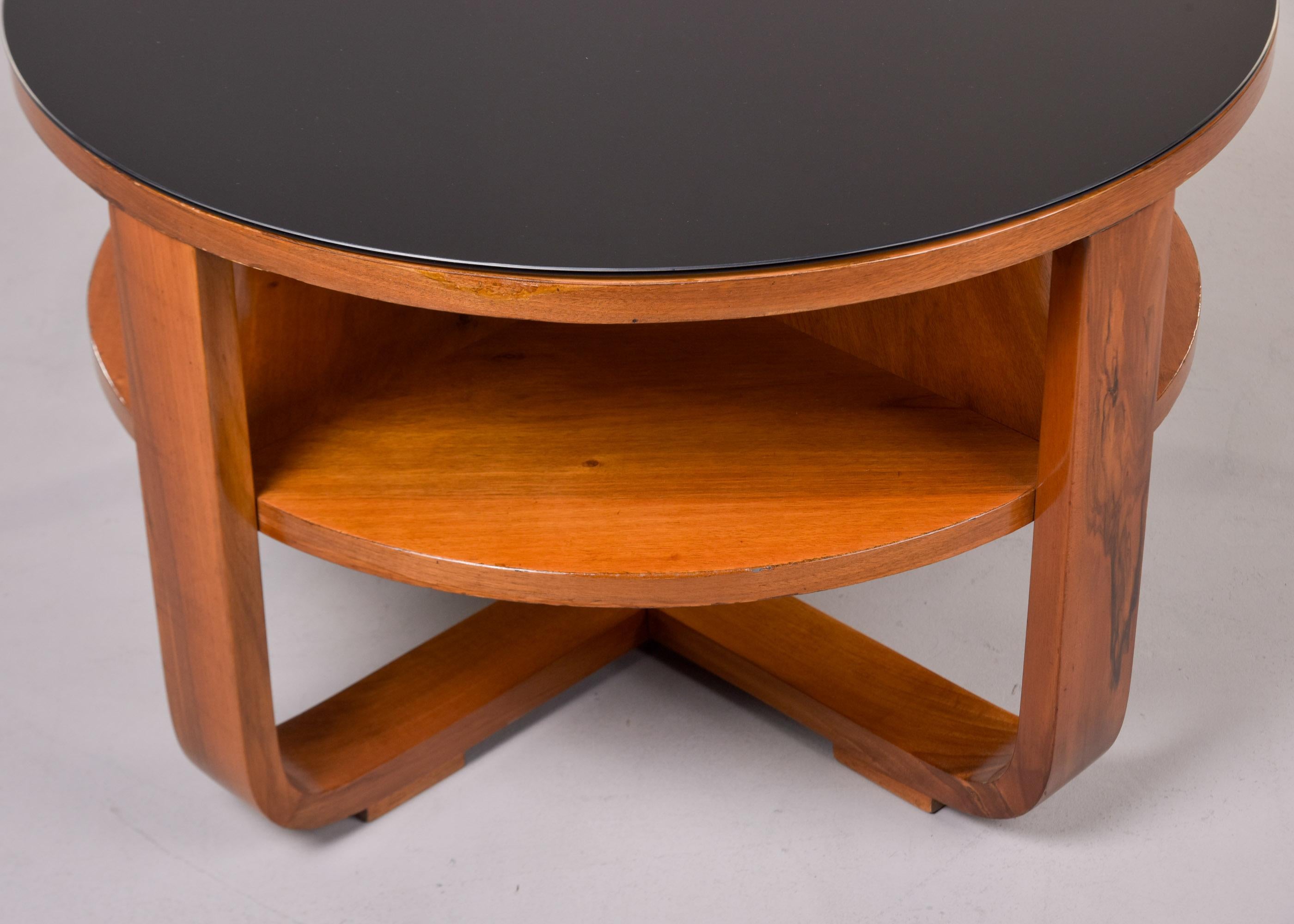 Français Table d'appoint ronde italienne du milieu du siècle en noyer avec plateau en verre noir en vente