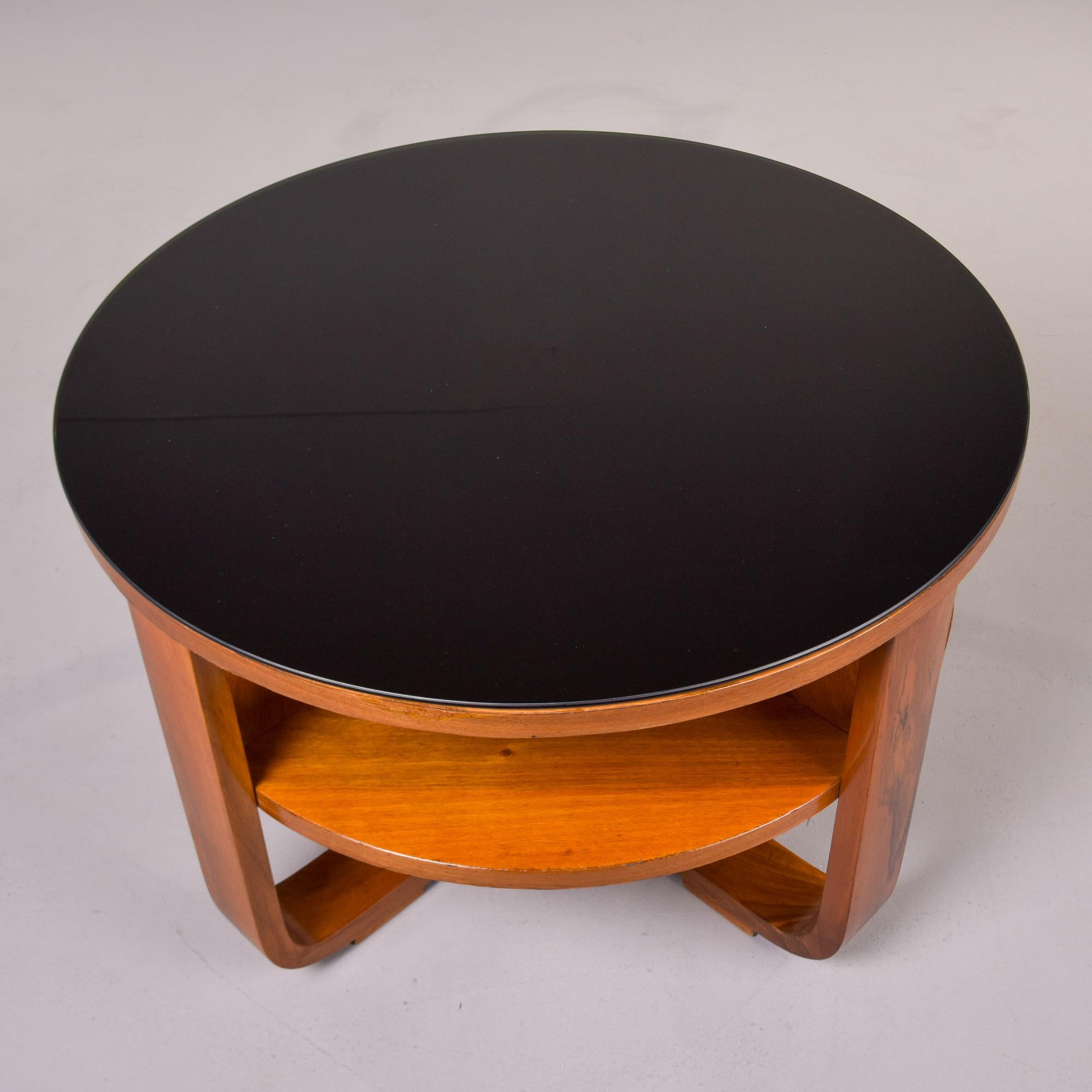 Table d'appoint ronde italienne du milieu du siècle en noyer avec plateau en verre noir Bon état - En vente à Troy, MI