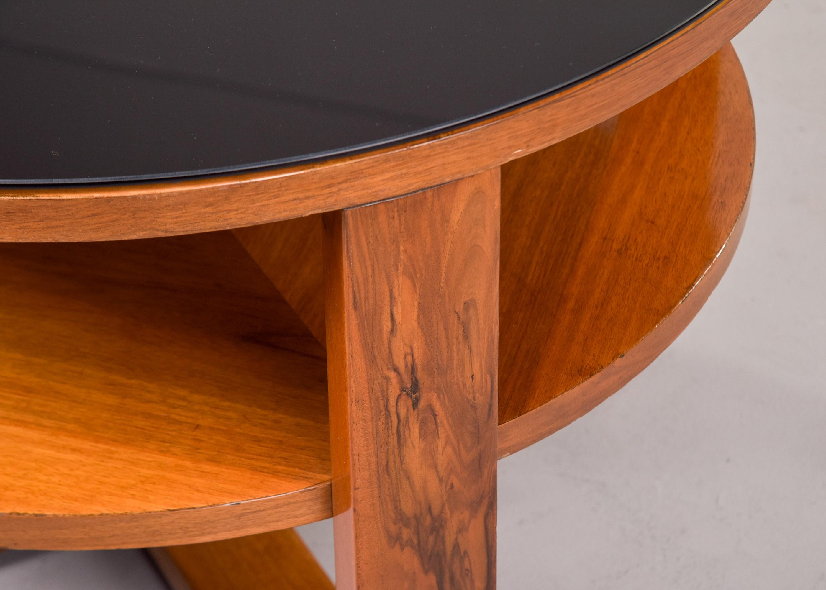 20ième siècle Table d'appoint ronde italienne du milieu du siècle en noyer avec plateau en verre noir en vente