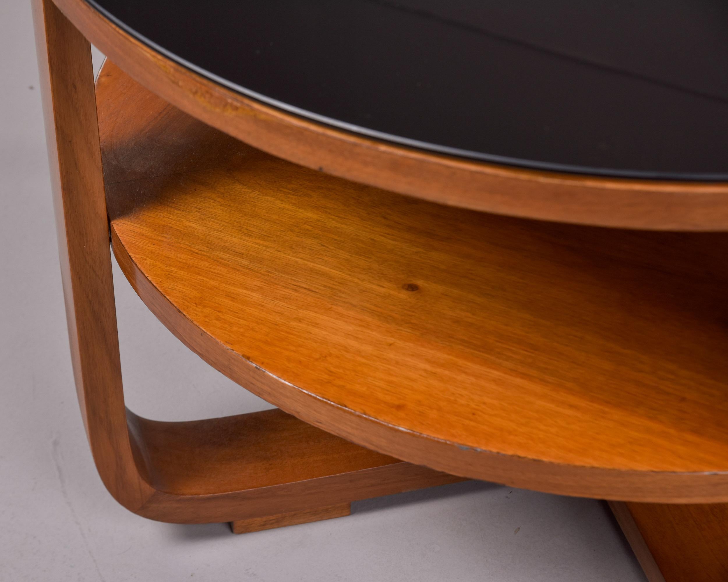 Verre Table d'appoint ronde italienne du milieu du siècle en noyer avec plateau en verre noir en vente
