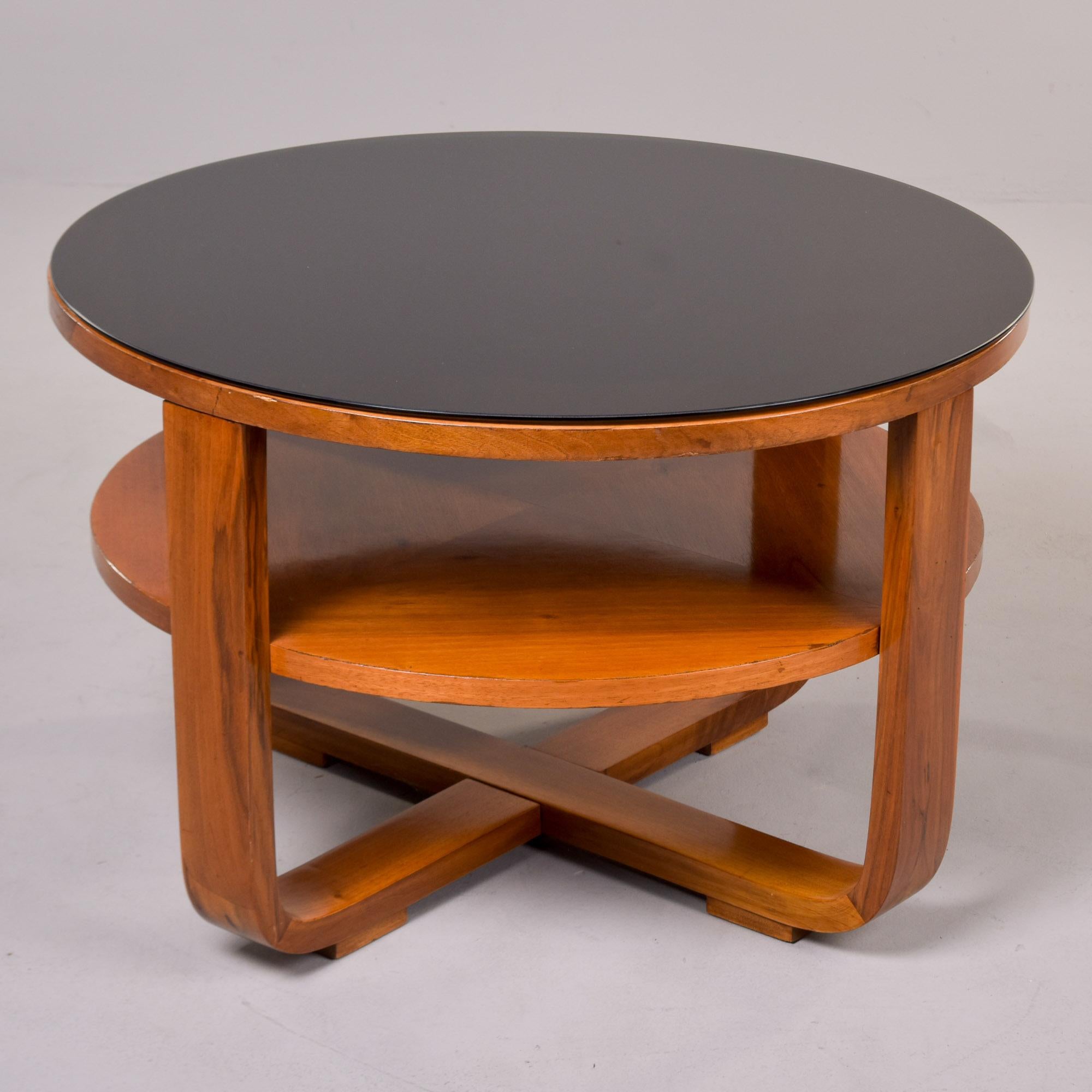 Table d'appoint ronde italienne du milieu du siècle en noyer avec plateau en verre noir en vente 1