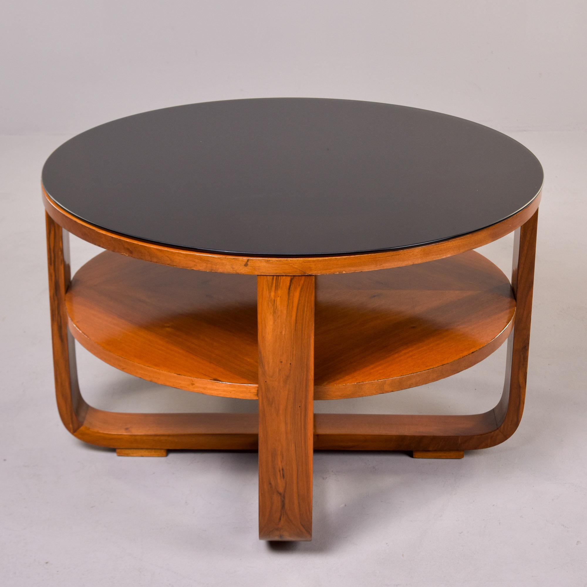 Table d'appoint ronde italienne du milieu du siècle en noyer avec plateau en verre noir en vente 2