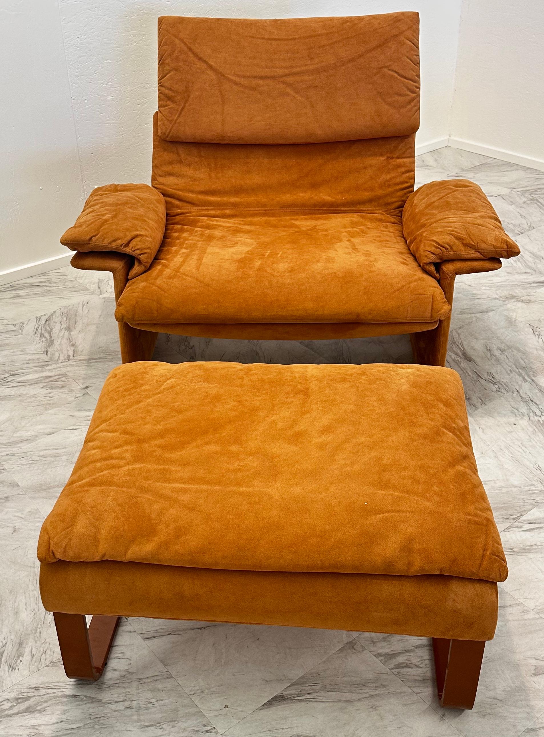 Late 20th Century Mid century Italian Saporiti Lounge Chairs and Ottomans by Giovanni Offredi For Sale