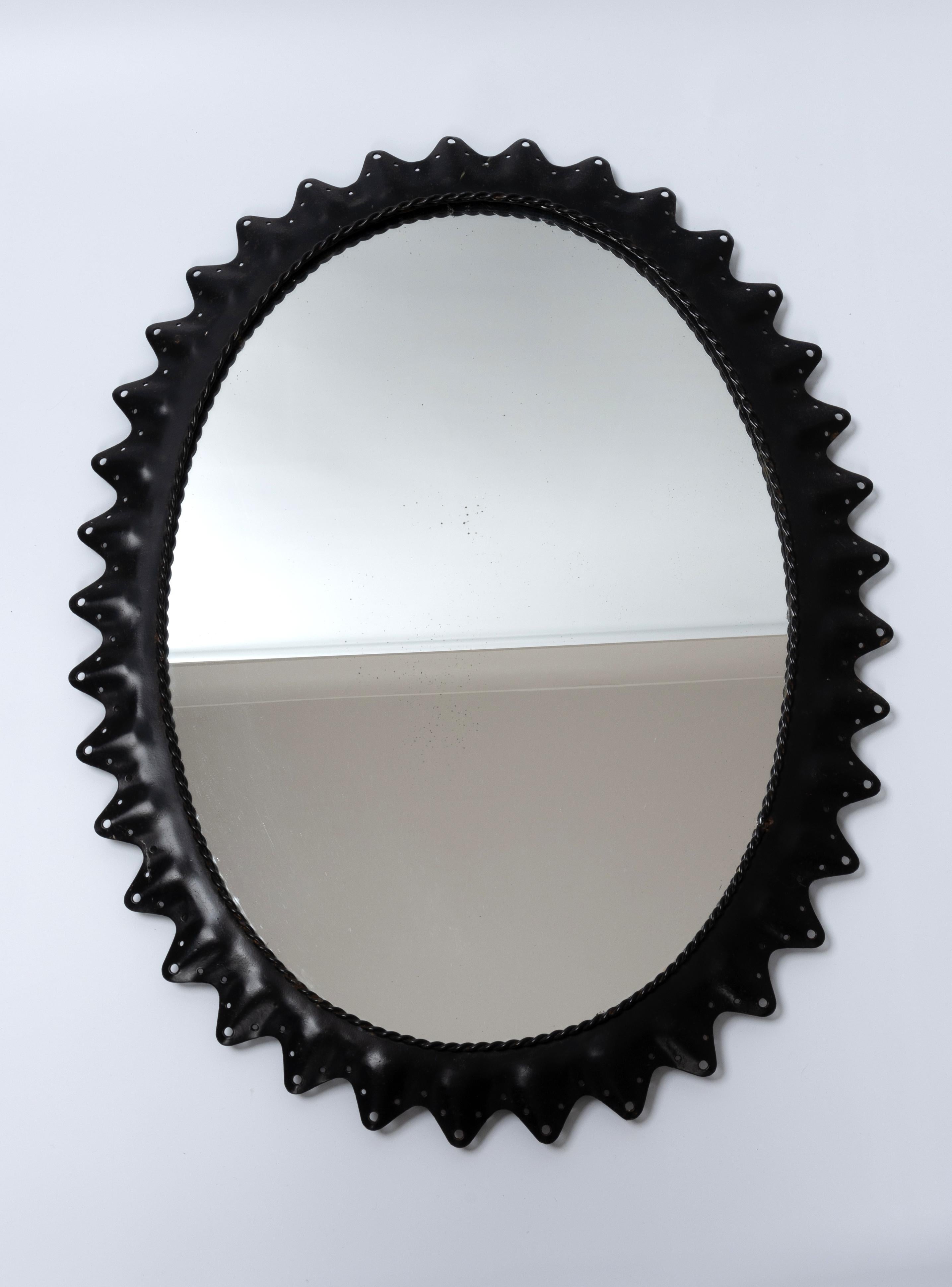 Miroir ovale festonné italien du milieu du siècle dernier, vers 1950
Design/One ludique et fantaisiste
En bon état, compte tenu de l'âge.