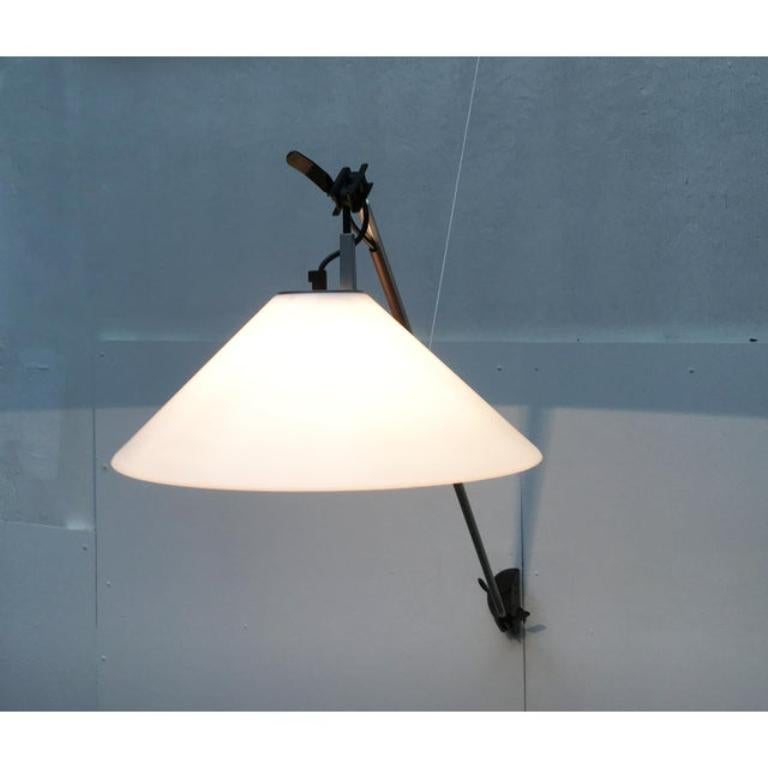Rarissima lampada da parete o da soffitto della serie Aggregato del produttore italiano Artemide su disegno di Enzo Mari e Giancarlo Fassina degli anni '70.

Particolarmente suggestivo è il braccio a sbalzo della lampada. Il design è volutamente