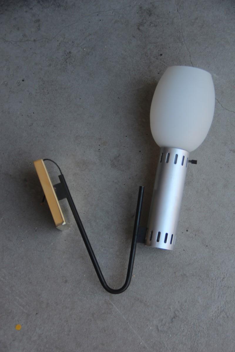 Aplique italiano de mediados de siglo cristal blanco metal negro y latón diseño minimalista aluminio, Stilnovo atribuido.
Una bombilla E14 de 40 vatios como máximo.