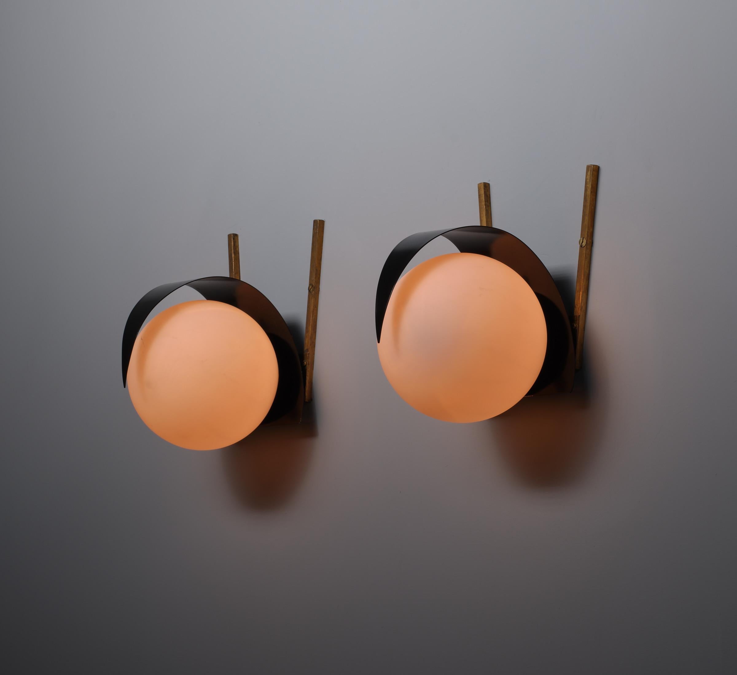 Apliques Italianos de Mediano Siglo - Vintage STILNOVO Latón y Cristal Opalino en venta 5