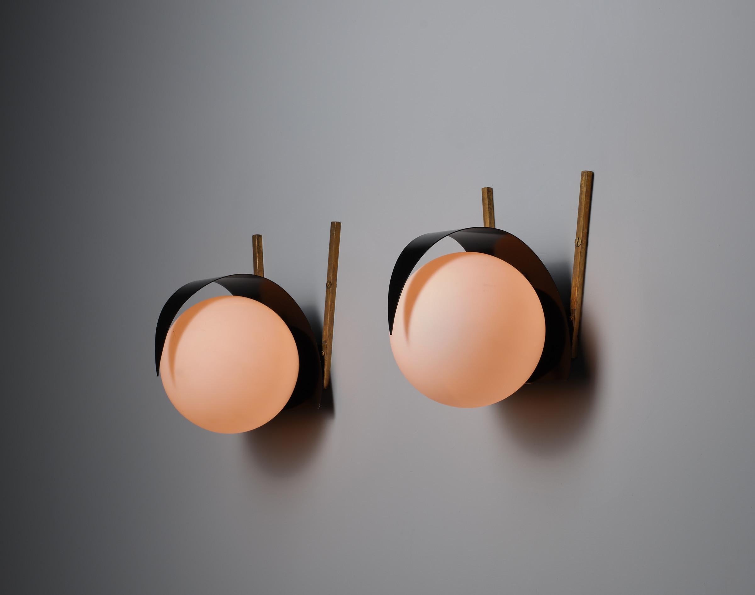 Presentamos un distinguido par de apliques de pared italianos de mediados de siglo, atribuidos al estimado linaje de diseño de STILNOVO. Estas lámparas ejemplifican la estética elegante y geométrica de los años 50 y 60, lo que las convierte en un