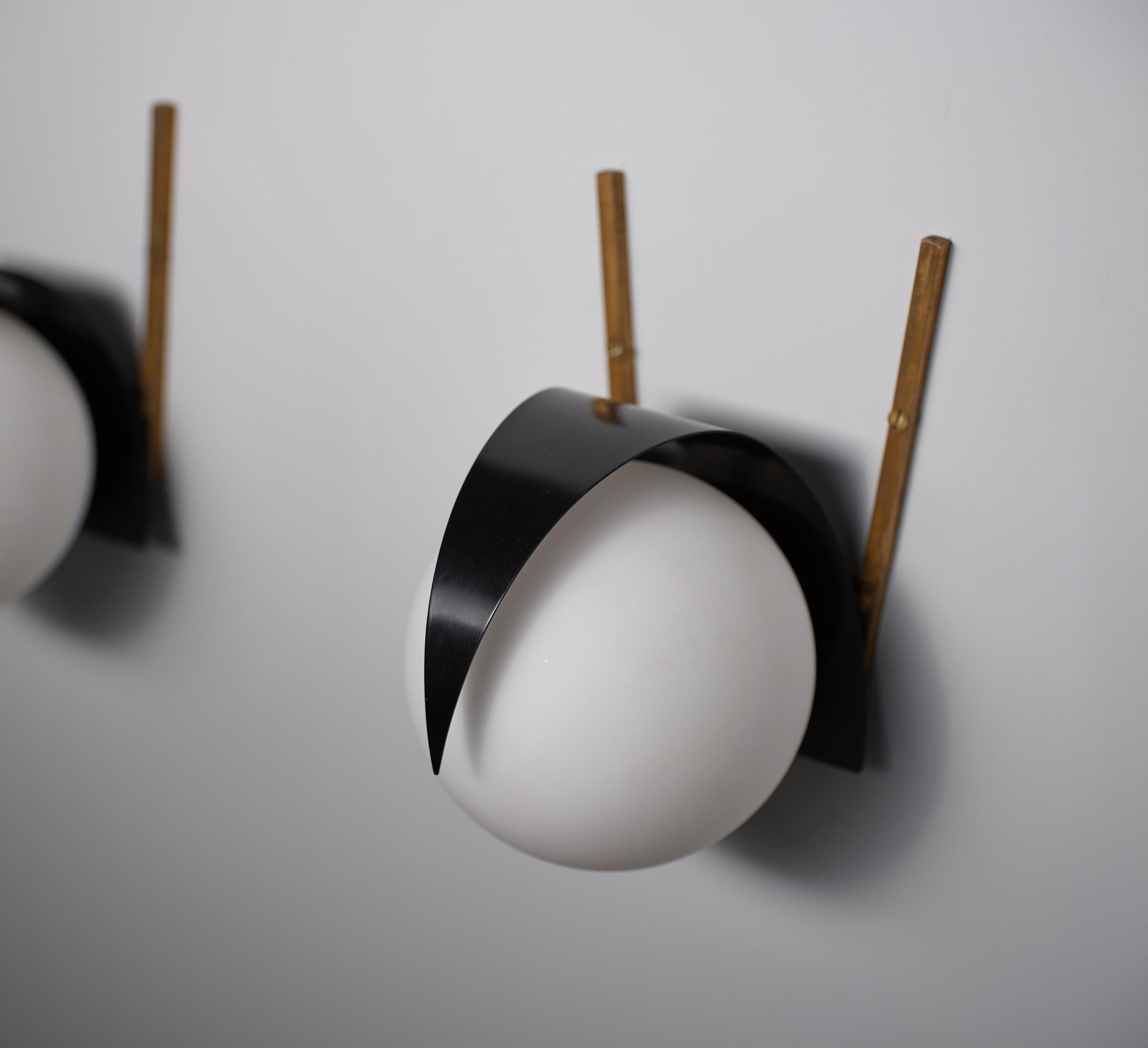 Apliques Italianos de Mediano Siglo - Vintage STILNOVO Latón y Cristal Opalino Moderno de mediados de siglo en venta