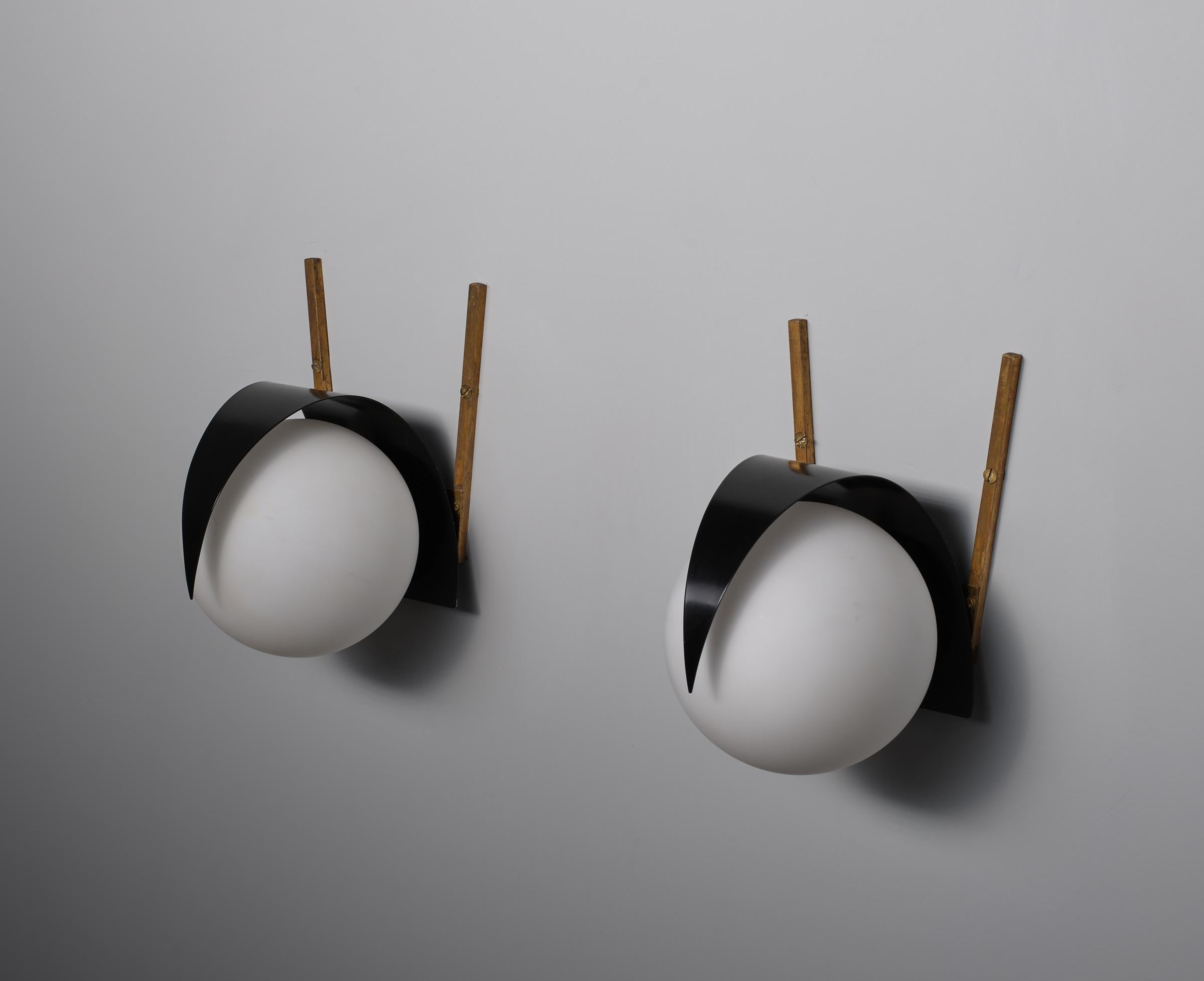 Apliques Italianos de Mediano Siglo - Vintage STILNOVO Latón y Cristal Opalino en Bueno estado para la venta en Rome, IT