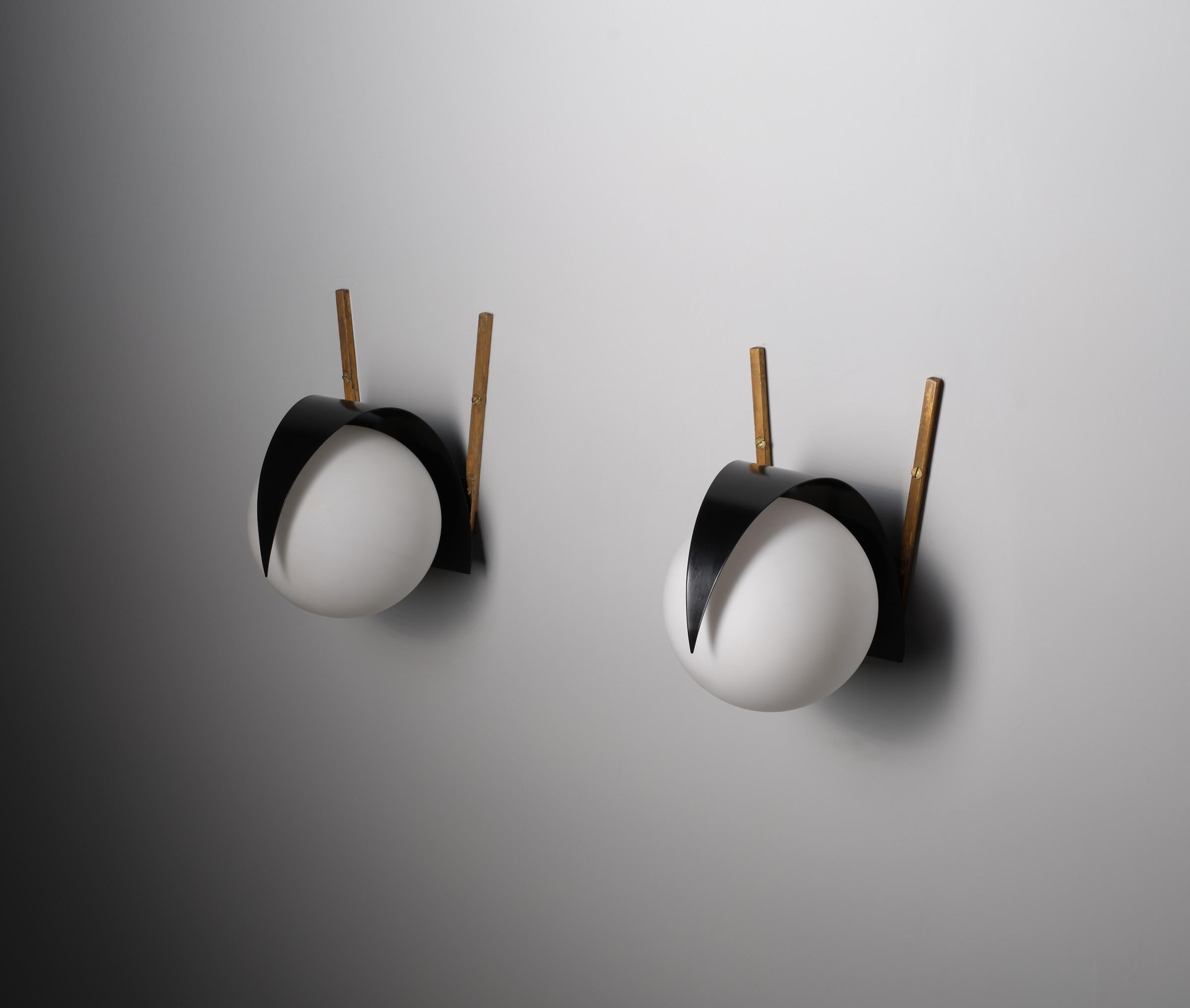 Apliques Italianos de Mediano Siglo - Vintage STILNOVO Latón y Cristal Opalino mediados del siglo XX en venta