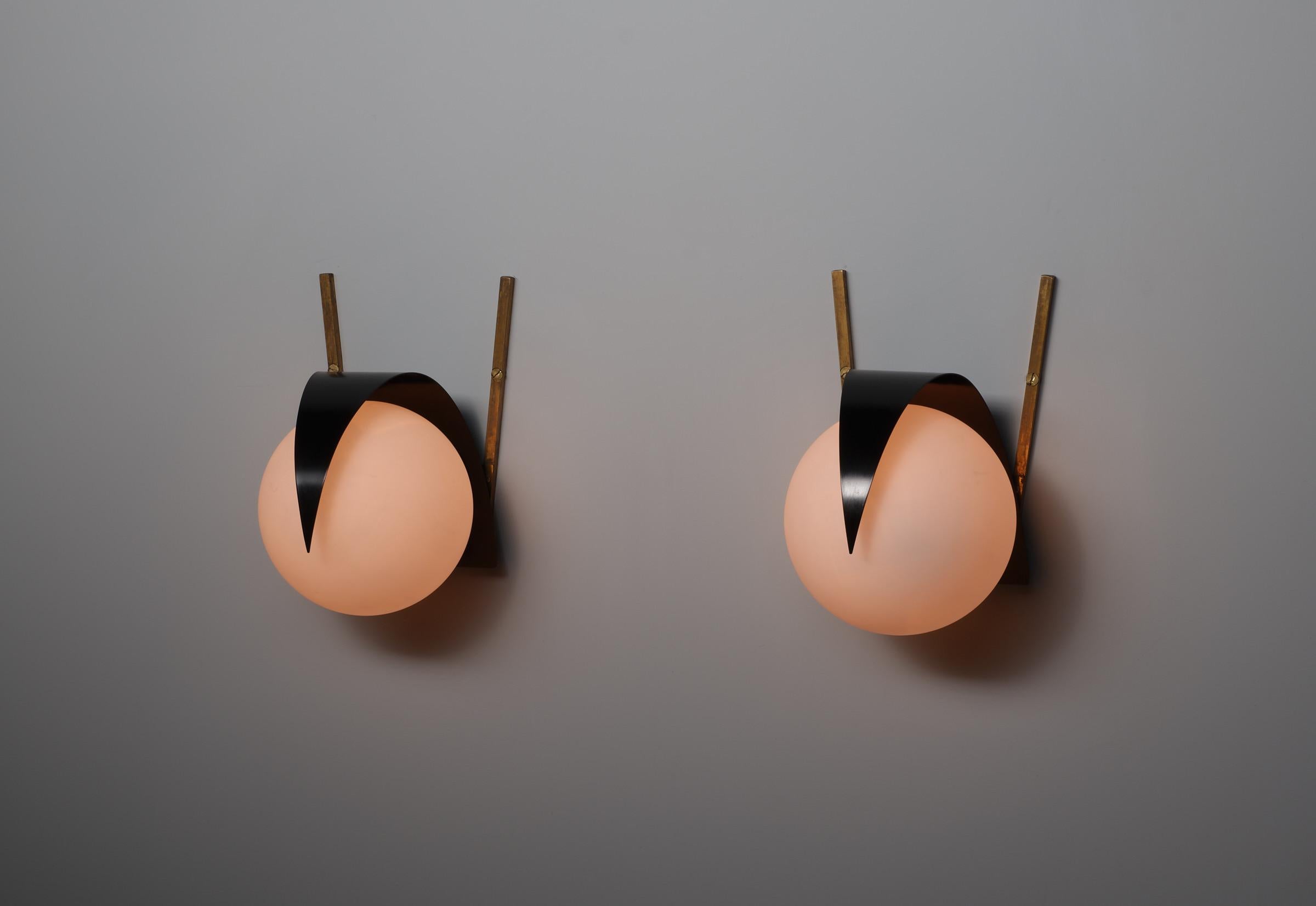 Apliques Italianos de Mediano Siglo - Vintage STILNOVO Latón y Cristal Opalino Metal en venta