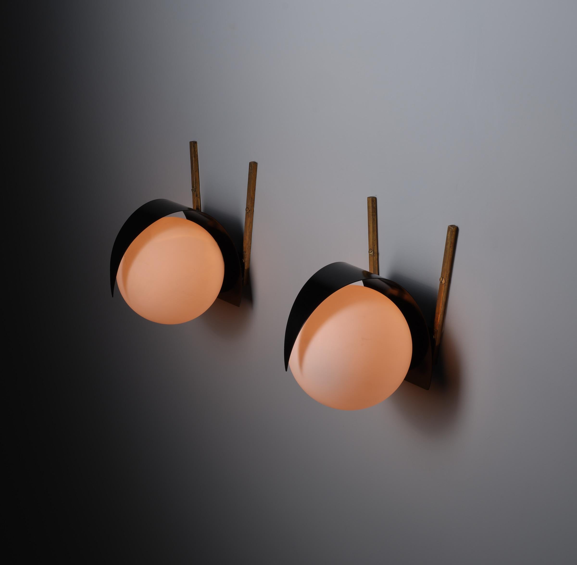 Apliques Italianos de Mediano Siglo - Vintage STILNOVO Latón y Cristal Opalino en venta 1