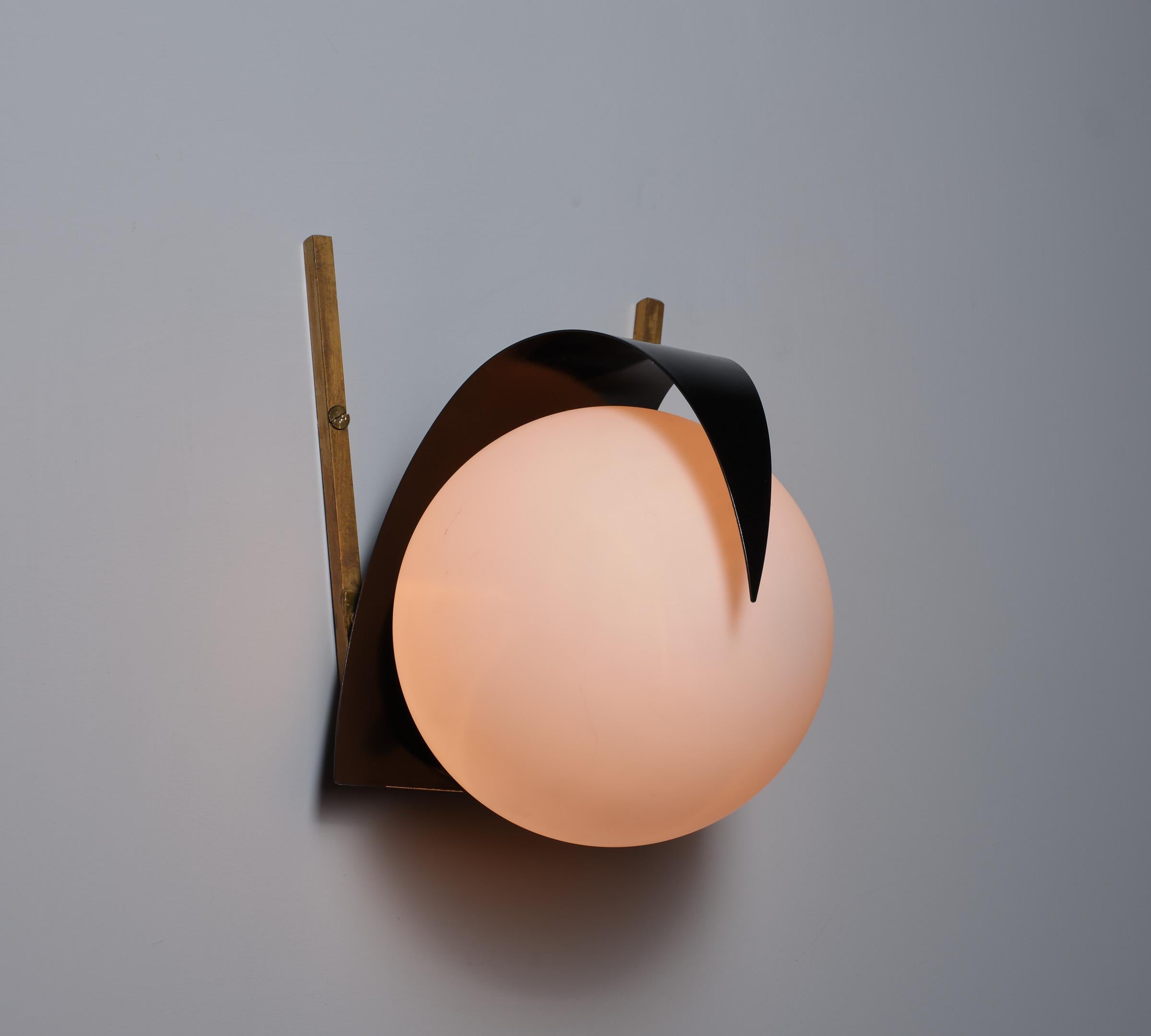 Apliques Italianos de Mediano Siglo - Vintage STILNOVO Latón y Cristal Opalino en venta 3