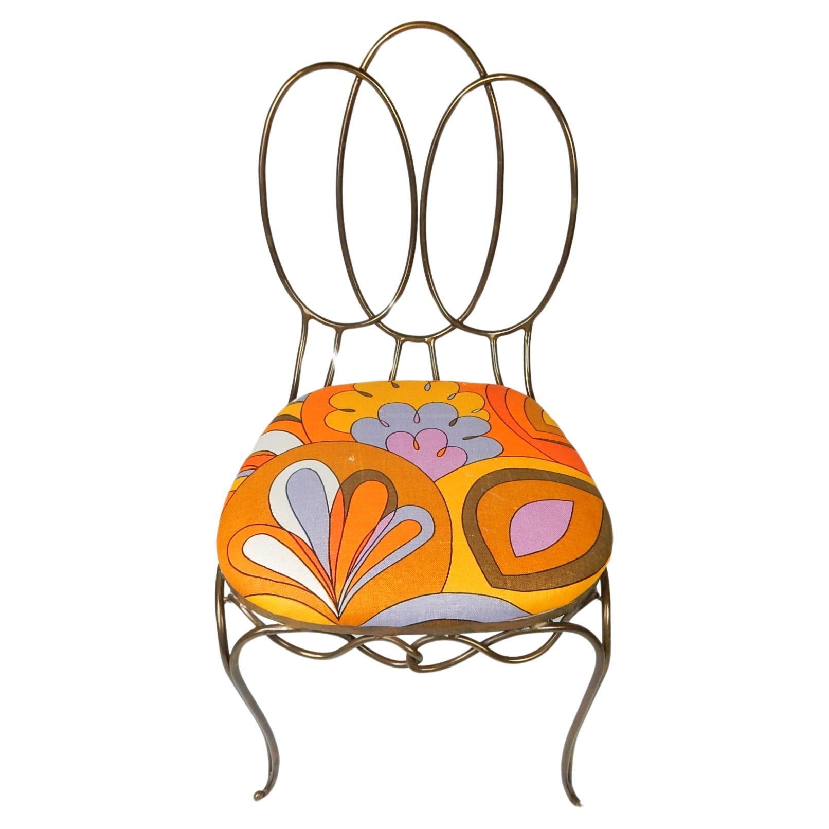 Spectaculaire chaise de boudoir. Sculptée à la main dans une tige de bronze torsadée avec 
Coussin d'assise rembourré en tissu de lin Emilio Pucci des années 1970.
Estampillé 
