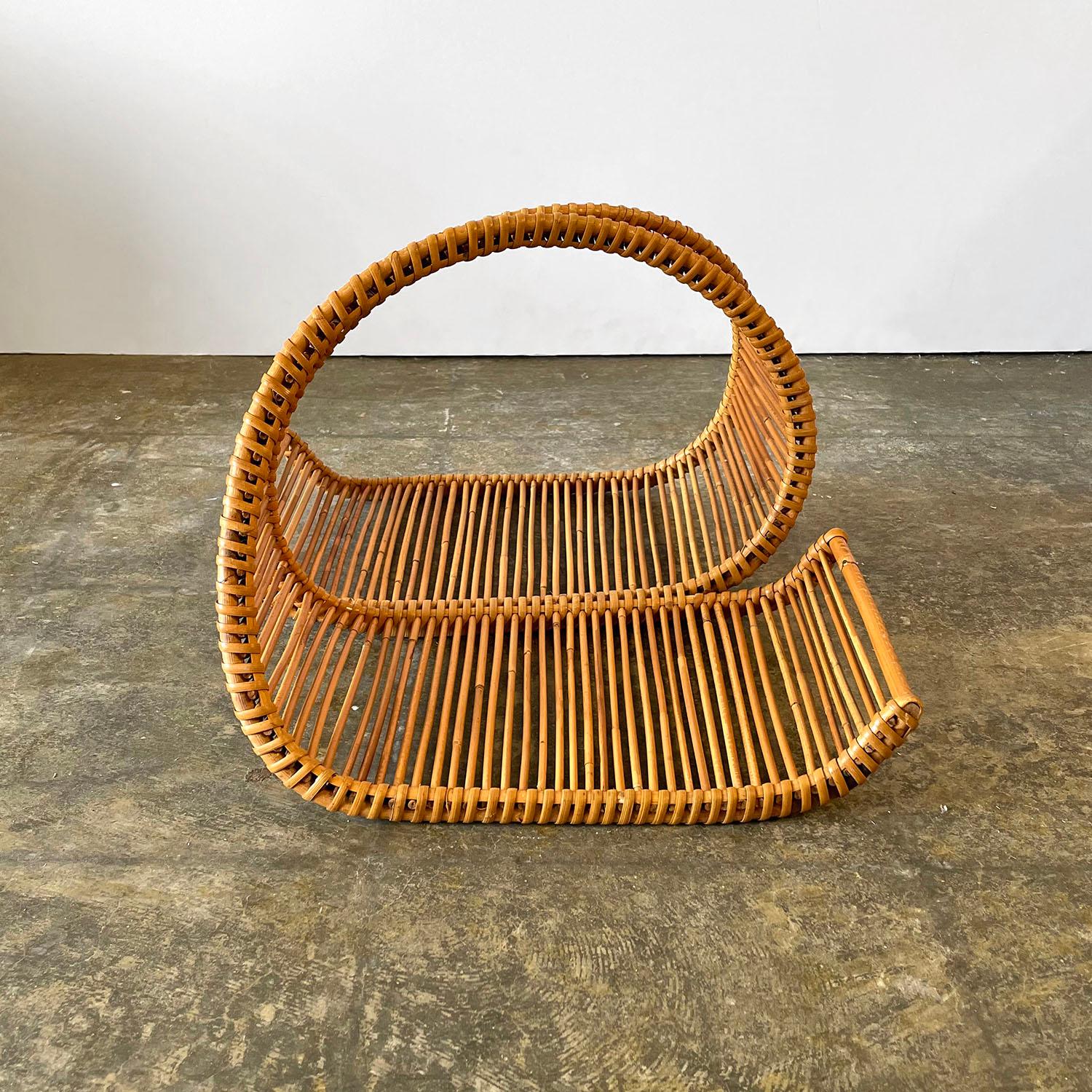 Mid Century Italian Sculpted Rattan Magazine Holder In Good Condition For Sale In Los Angeles, CA