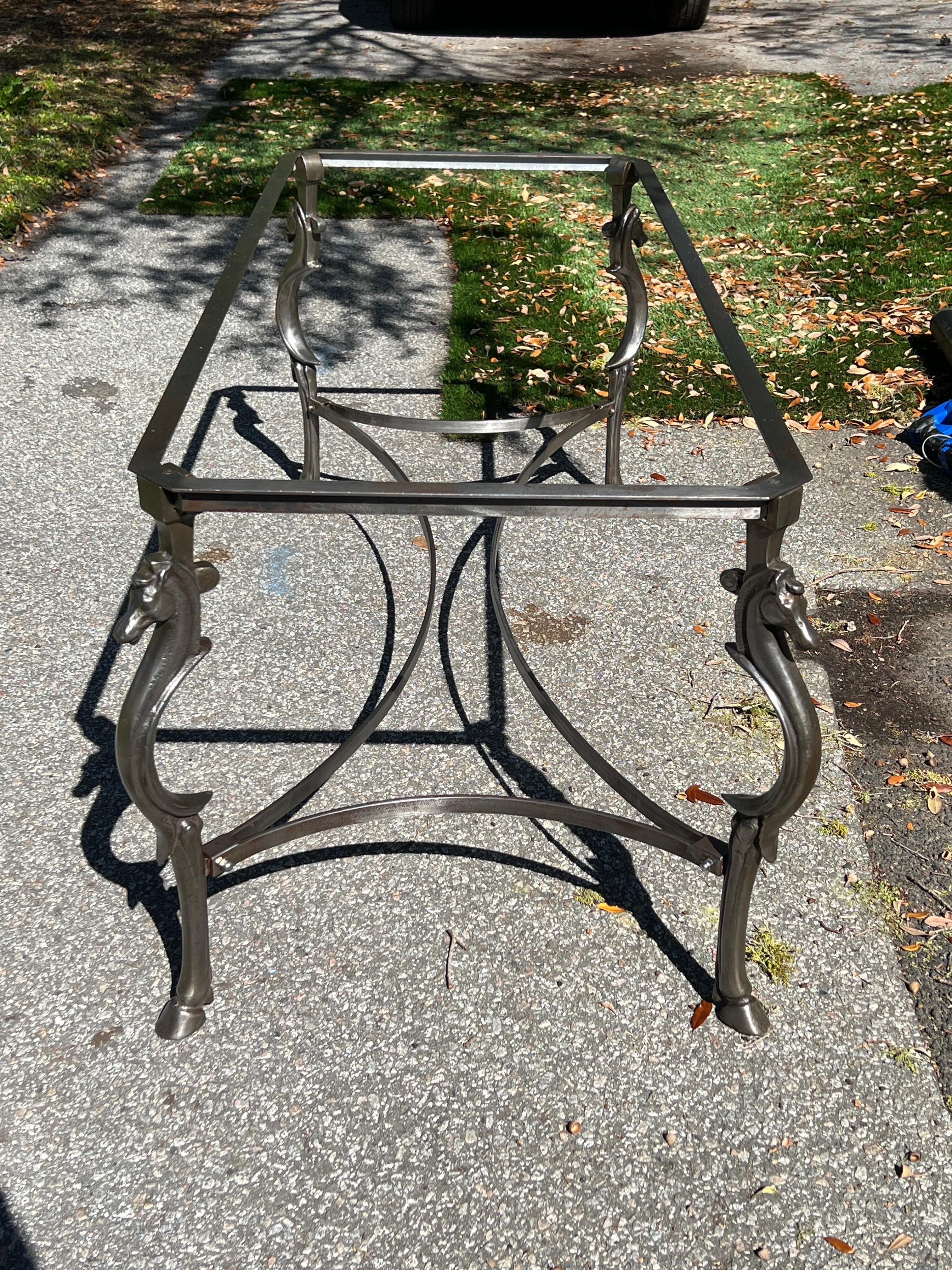 Italienischer Esstisch aus geformtem Stahl aus der Mitte des Jahrhunderts, Maison zugeschrieben im Angebot 7