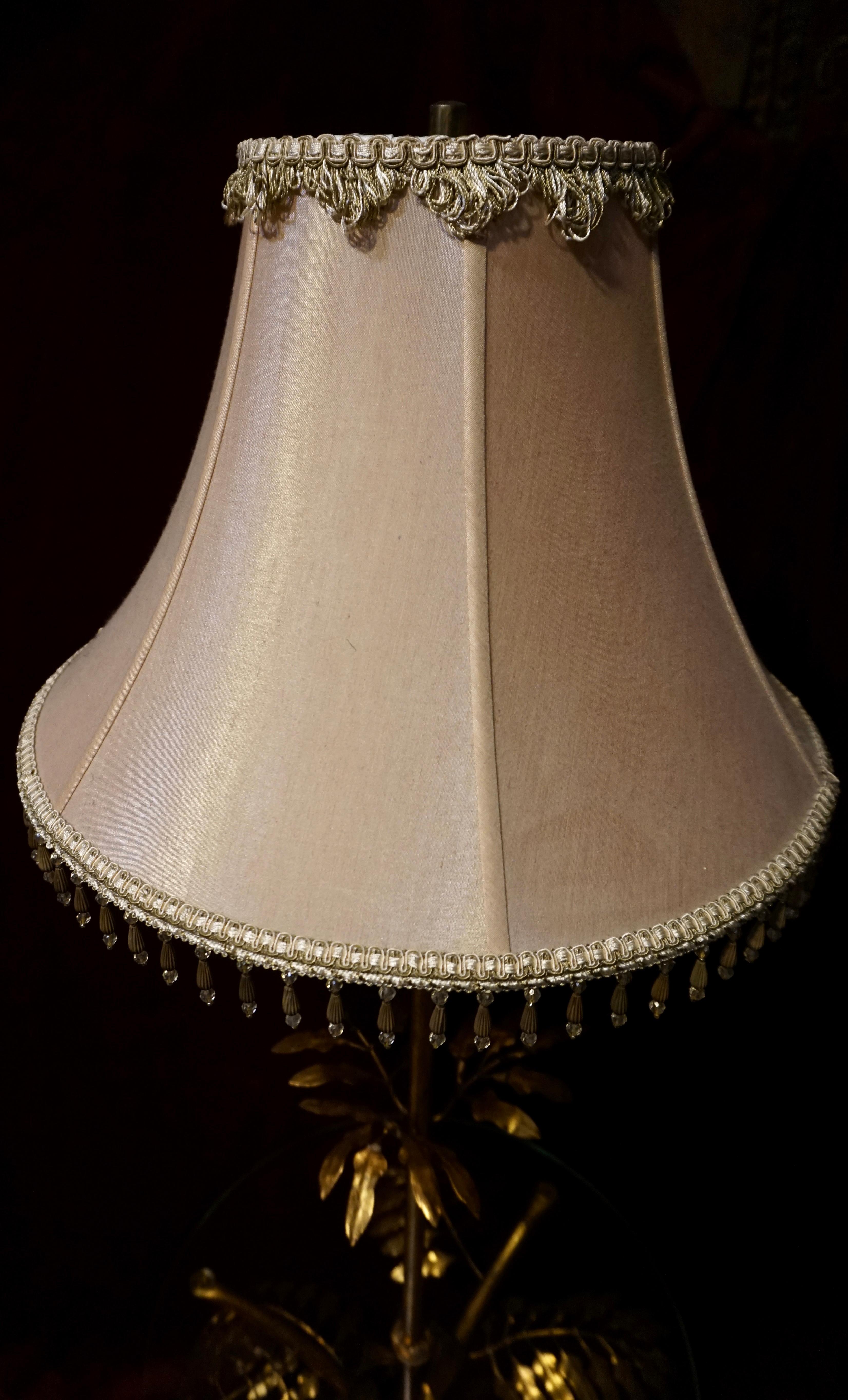 Lampe de plancher sculpturale italienne du milieu du siècle, en métal et feuilles d'or, avec table en verre. en vente 9