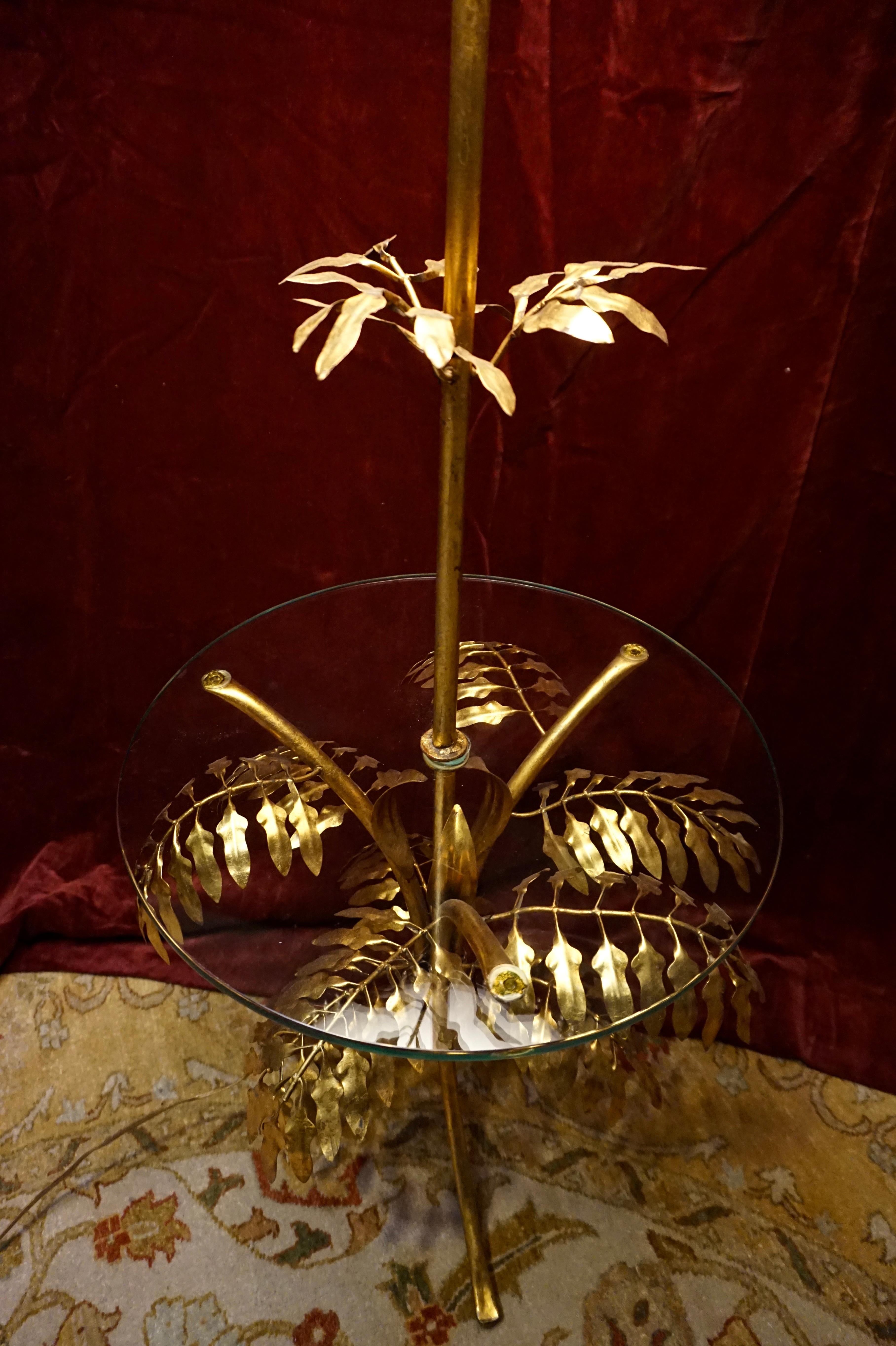 Mid-Century Modern Lampe de plancher sculpturale italienne du milieu du siècle, en métal et feuilles d'or, avec table en verre. en vente