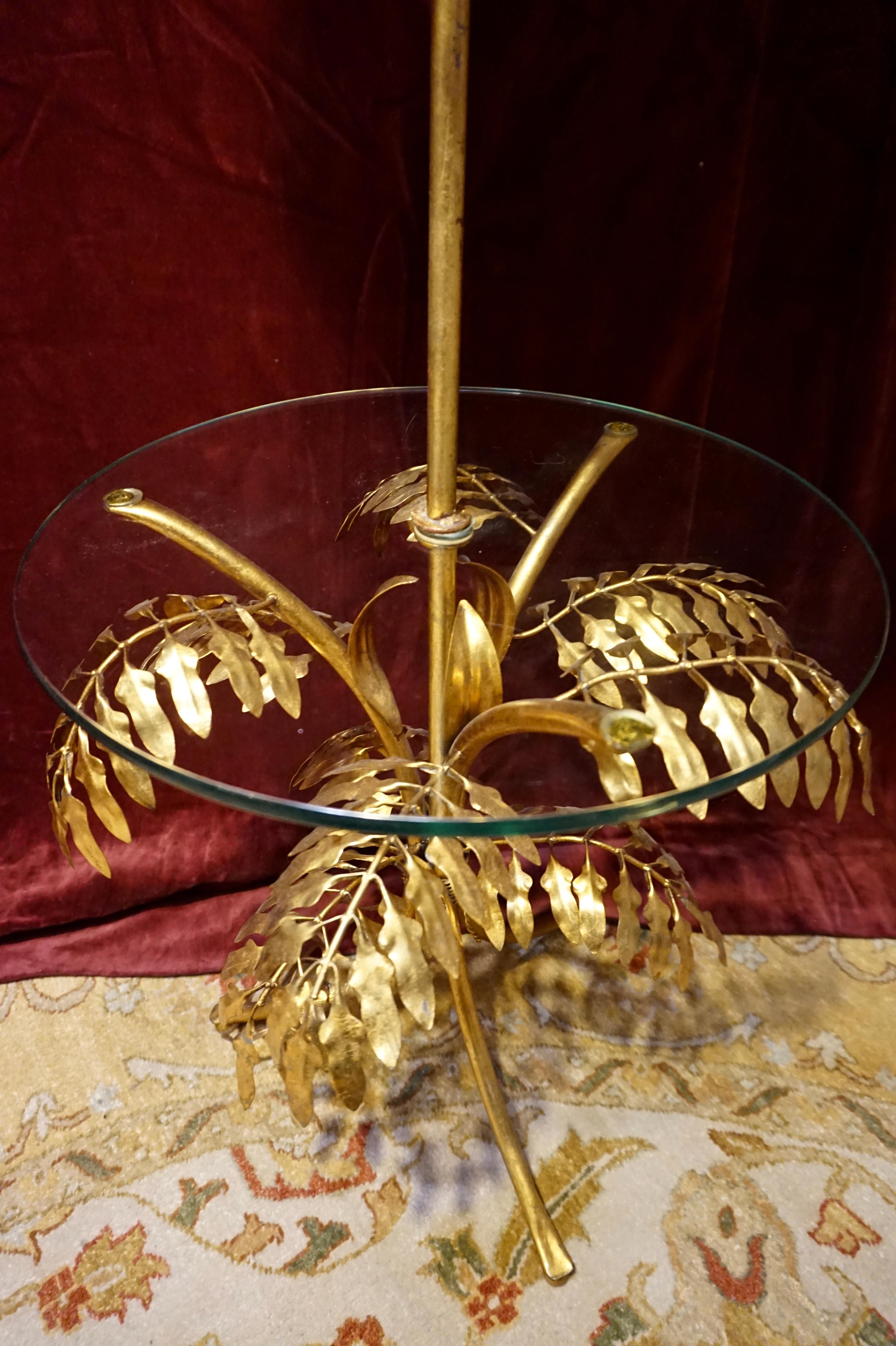 Fait main Lampe de plancher sculpturale italienne du milieu du siècle, en métal et feuilles d'or, avec table en verre. en vente