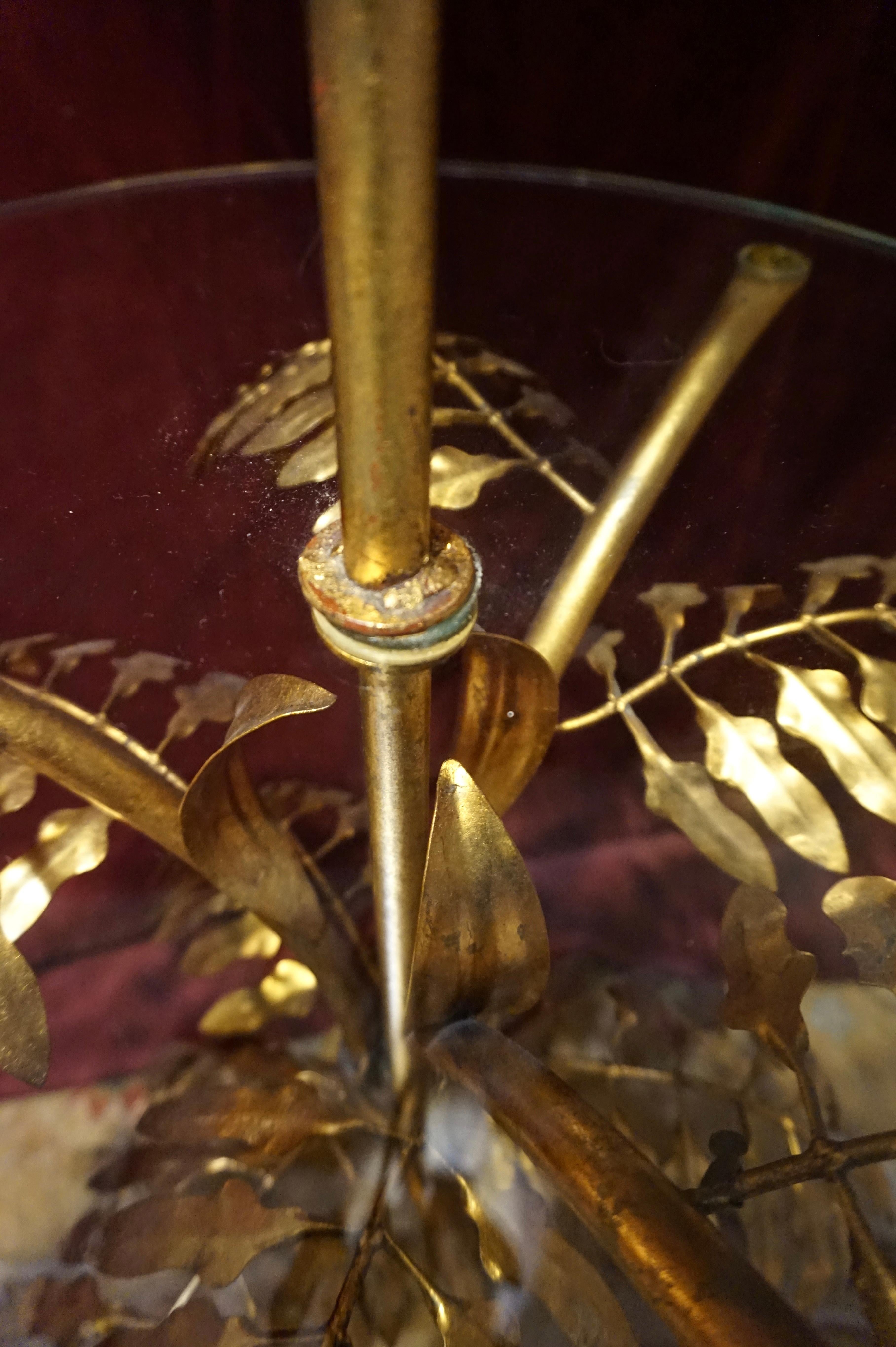 Lampe de plancher sculpturale italienne du milieu du siècle, en métal et feuilles d'or, avec table en verre. Bon état - En vente à Vancouver, British Columbia