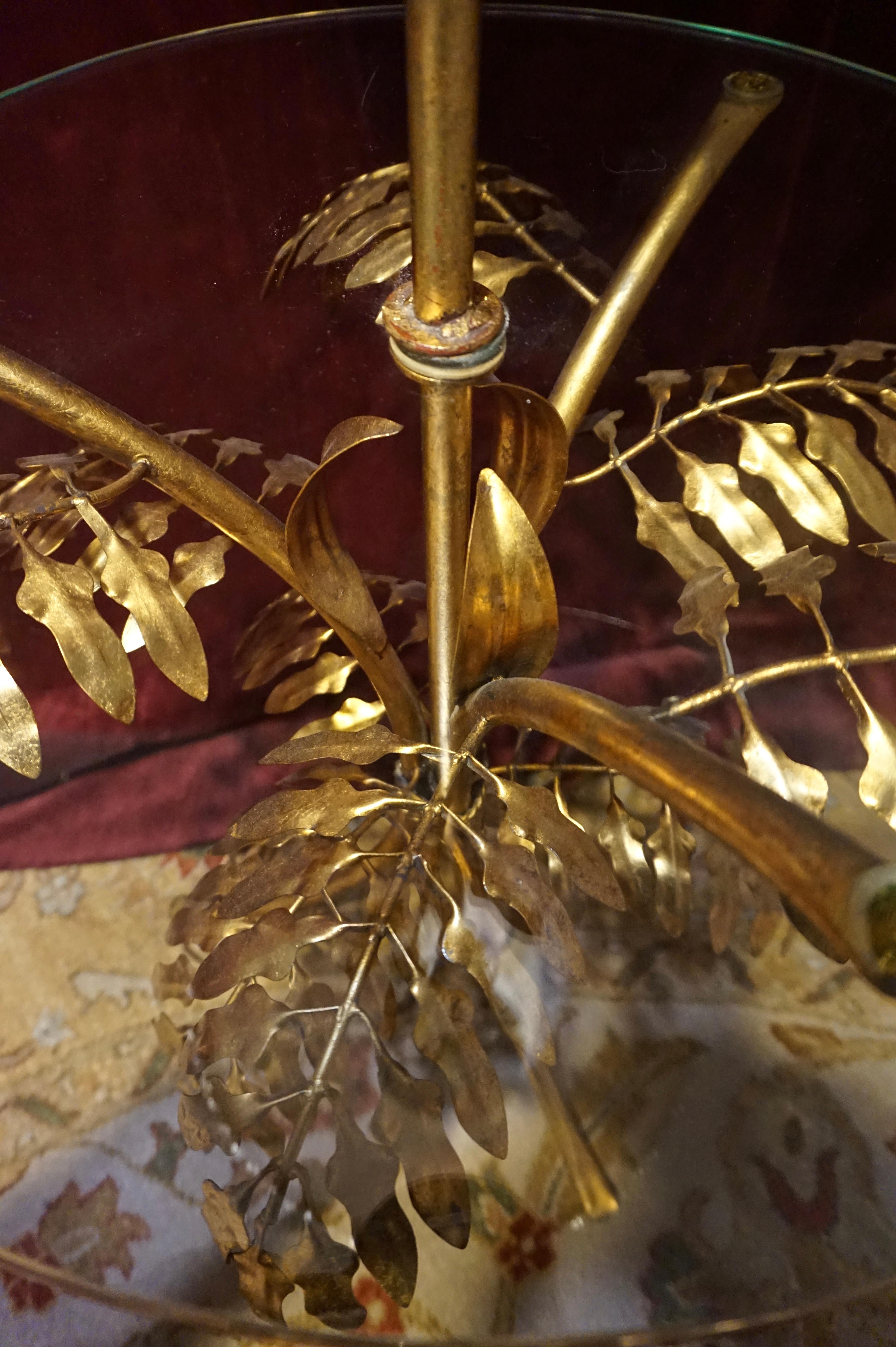 Métal Lampe de plancher sculpturale italienne du milieu du siècle, en métal et feuilles d'or, avec table en verre. en vente