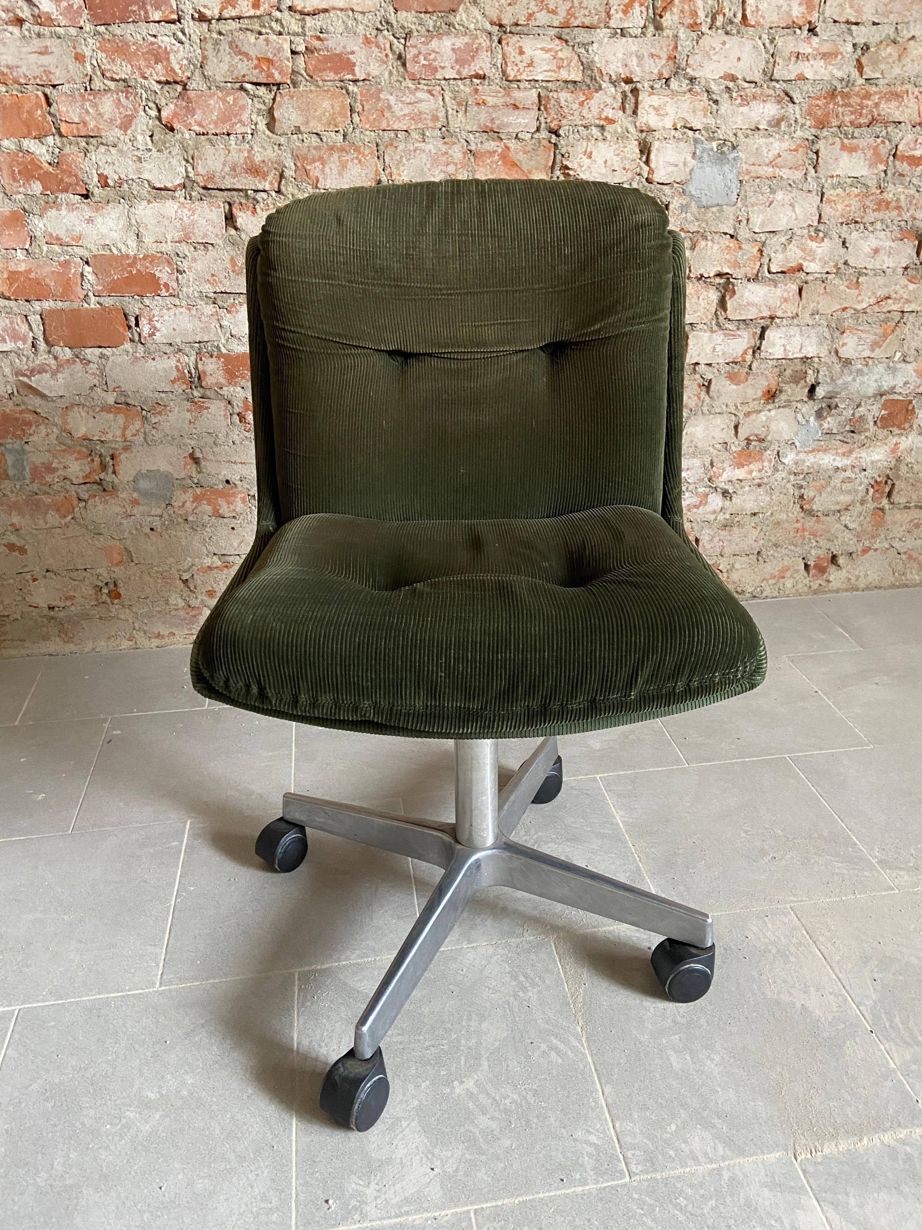 Midcentury Italian Set of 6 Chairs on Wheels with their Original Fabric, 1970s 1