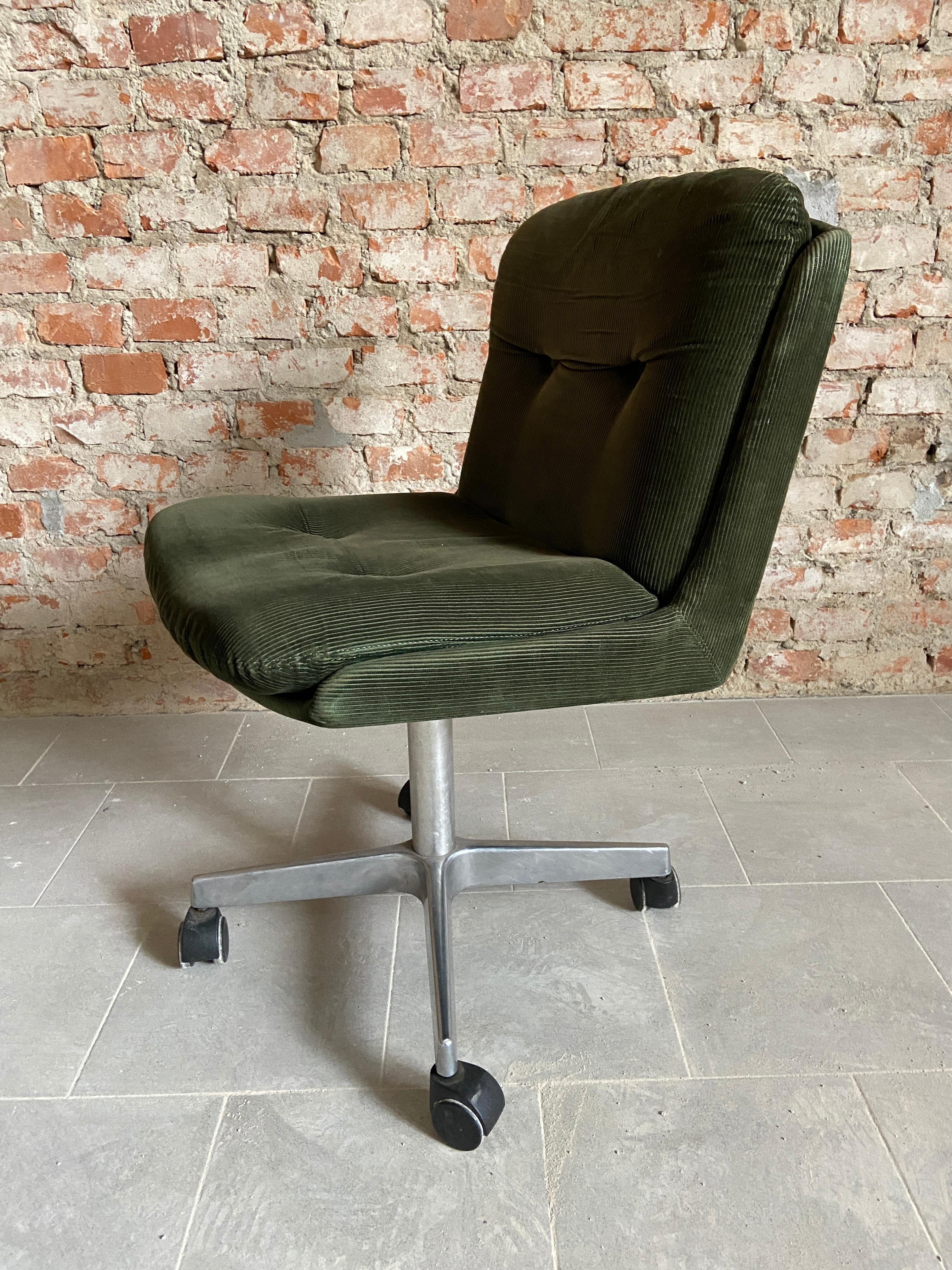 Midcentury Italian Set of 6 Chairs on Wheels with their Original Fabric, 1970s 3