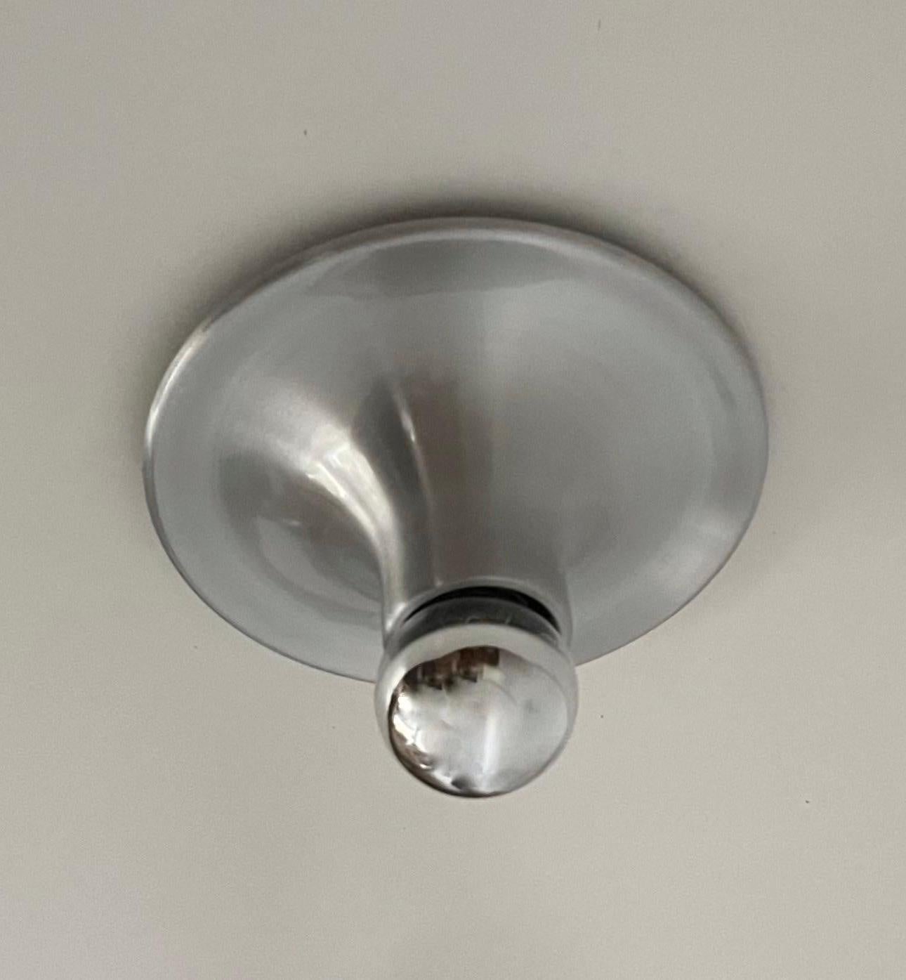 Cooler Satz von vier Metallhalterungen von Targetti Sankey. Modell: 3076406. Diese Armaturen wurden in den 1980er Jahren in Italien entworfen und hergestellt.
Diese Armaturen sind nie benutzt worden, der Zustand ist sehr gut. 