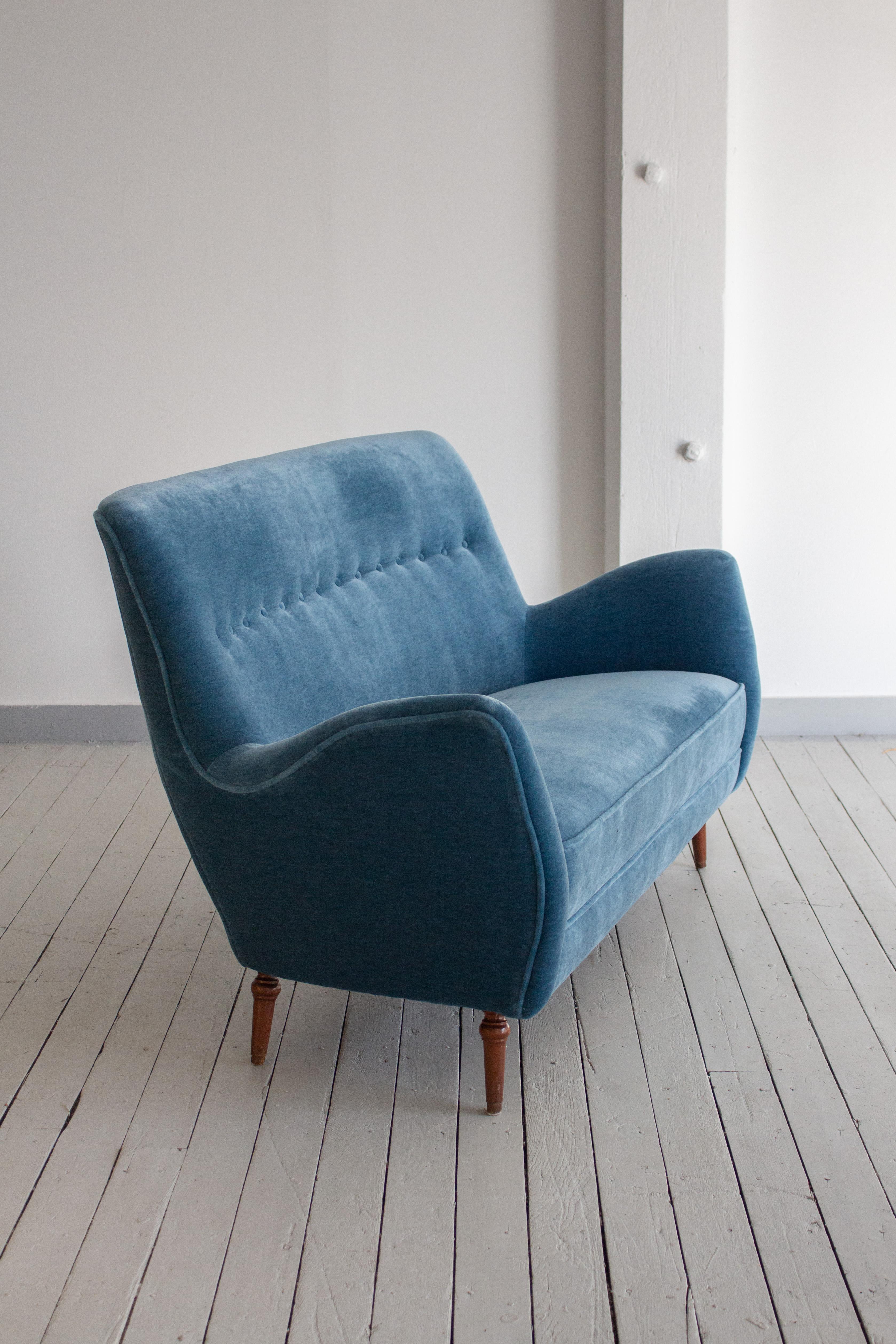 Mid Century Italian Settee in Blue Mohair In Good Condition In Brooklyn, NY