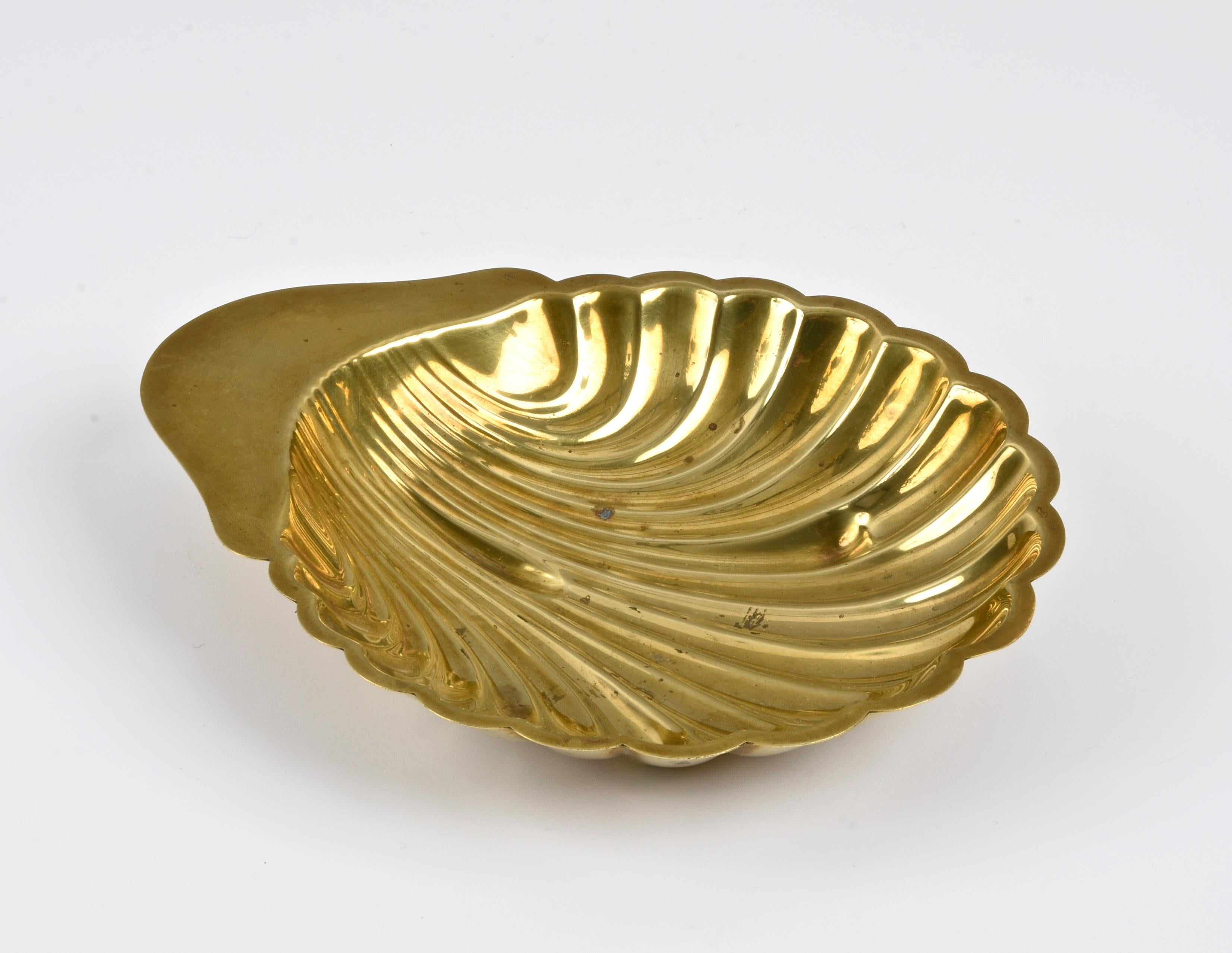 Stunning Italian mid-century shell shaped bowl or ashtray in solid brass. This delightful piece was designed in Italy in the 1970s by Renzo Cassetti Italia.

This charming item features the shape of a shell with incredibly precise details. 

An