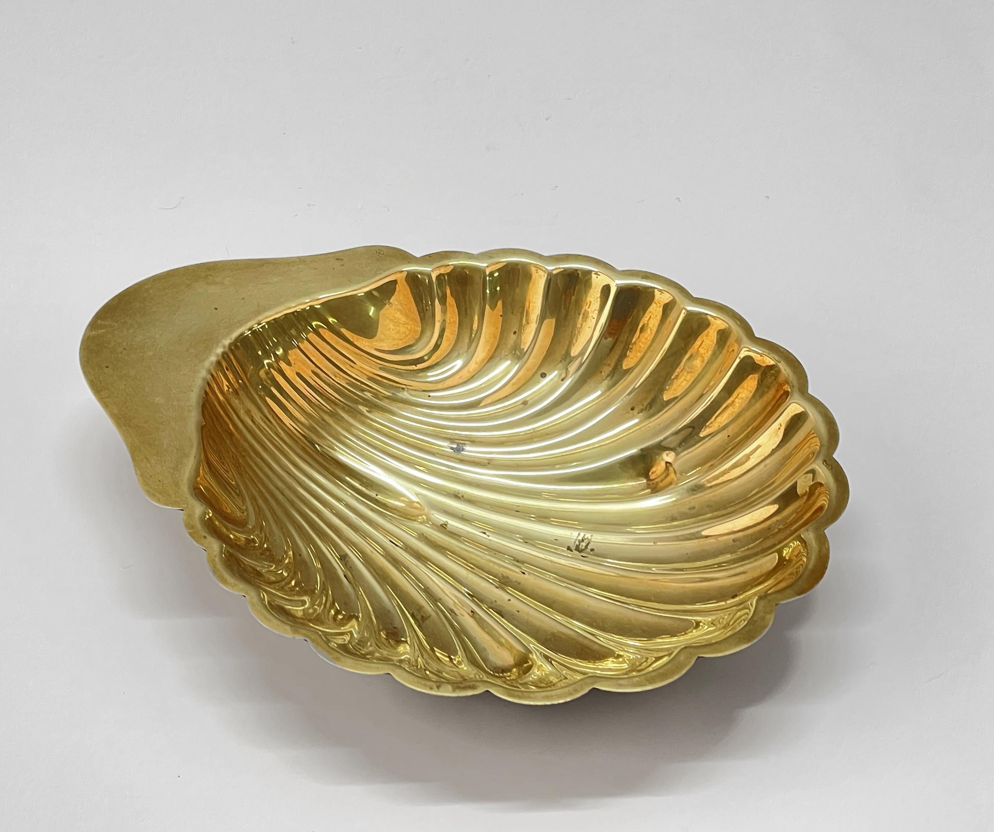 Mid-Century Italian Shell-Shaped Brass Bowl, by Renzo Cassetti 1960s In Good Condition For Sale In Roma, IT