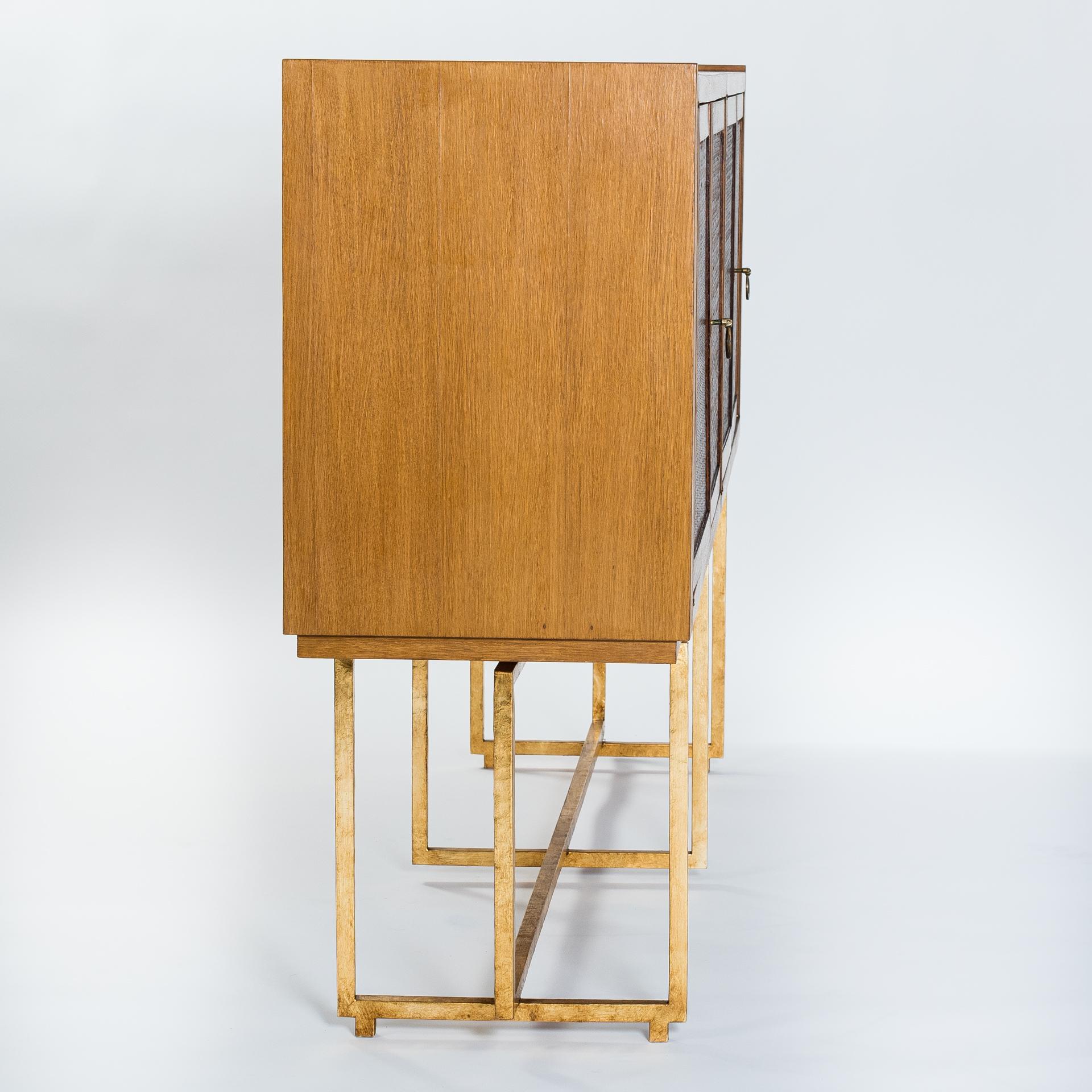 Italienisches Sideboard aus der Jahrhundertmitte Eichenholz vergoldetes Metallgestell, Türen mit Lederfront 1960er Jahre im Angebot 5