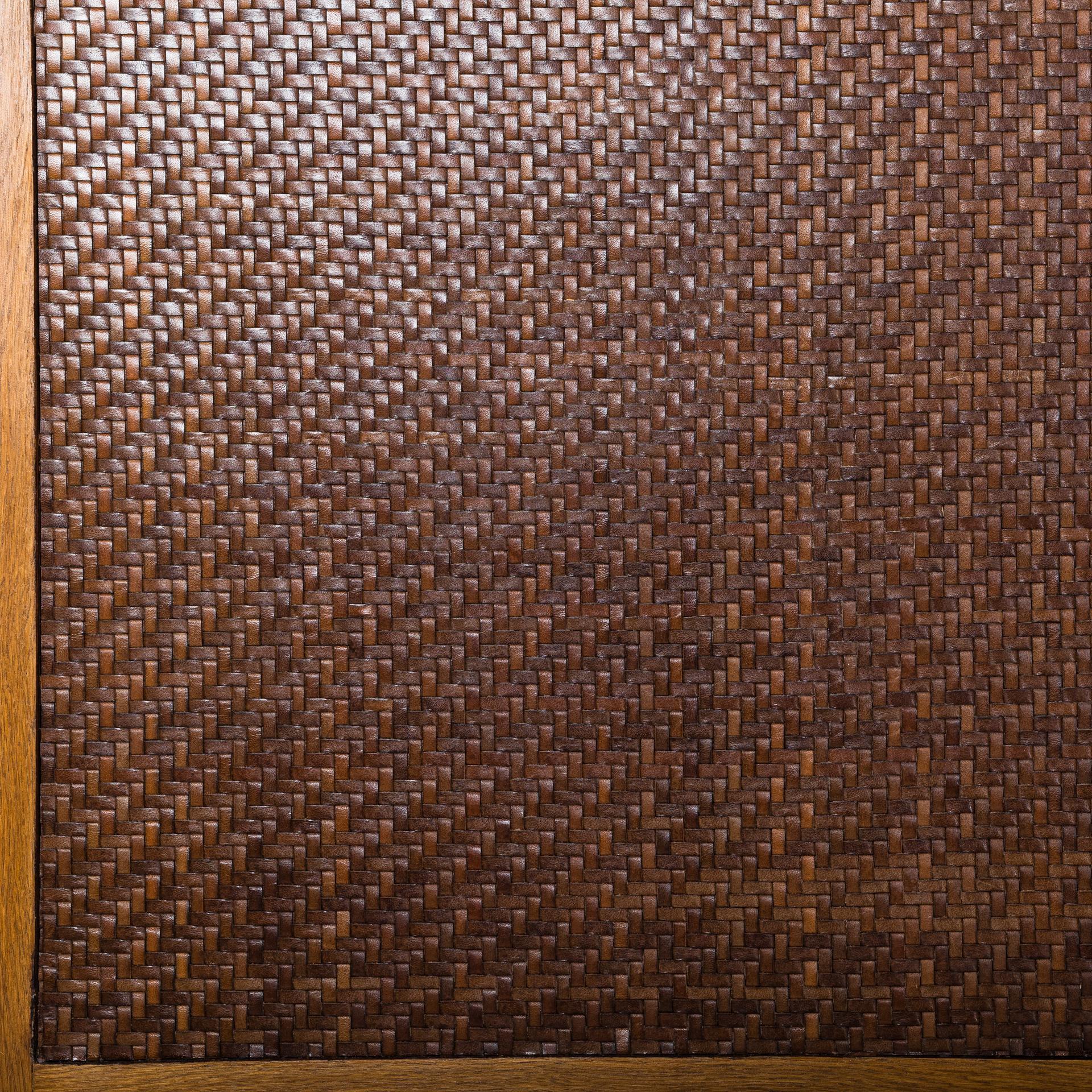 Italienisches Sideboard aus der Jahrhundertmitte Eichenholz vergoldetes Metallgestell, Türen mit Lederfront 1960er Jahre im Angebot 1