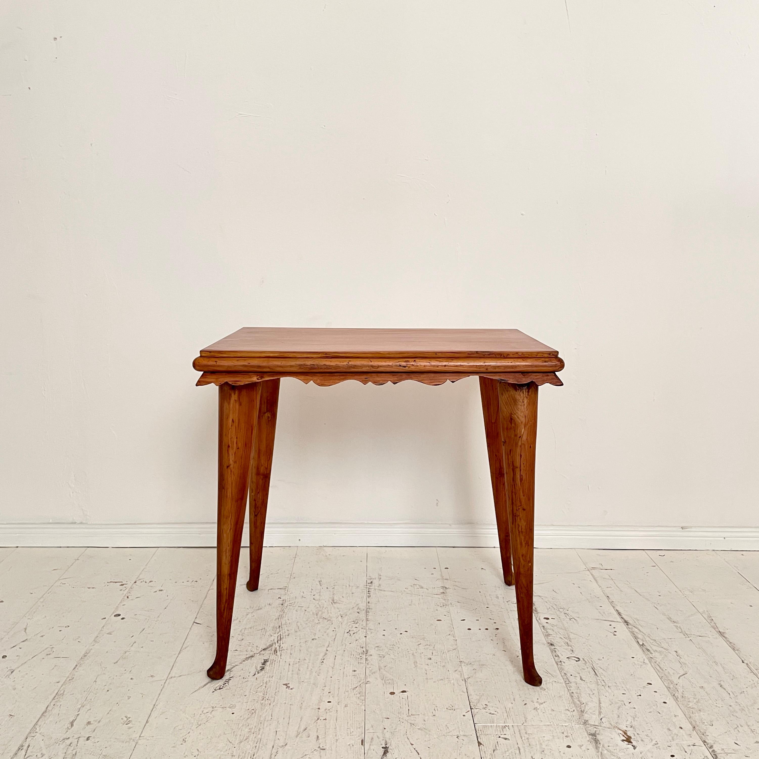 This fantastic Mid-Century Italian Side Table attributed to Paolo Buffa was made in Cherry Wood around 1948.
The table is in great vintage condition.
A unique piece which is a great eye-catcher for your antique, modern, space age or mid-century