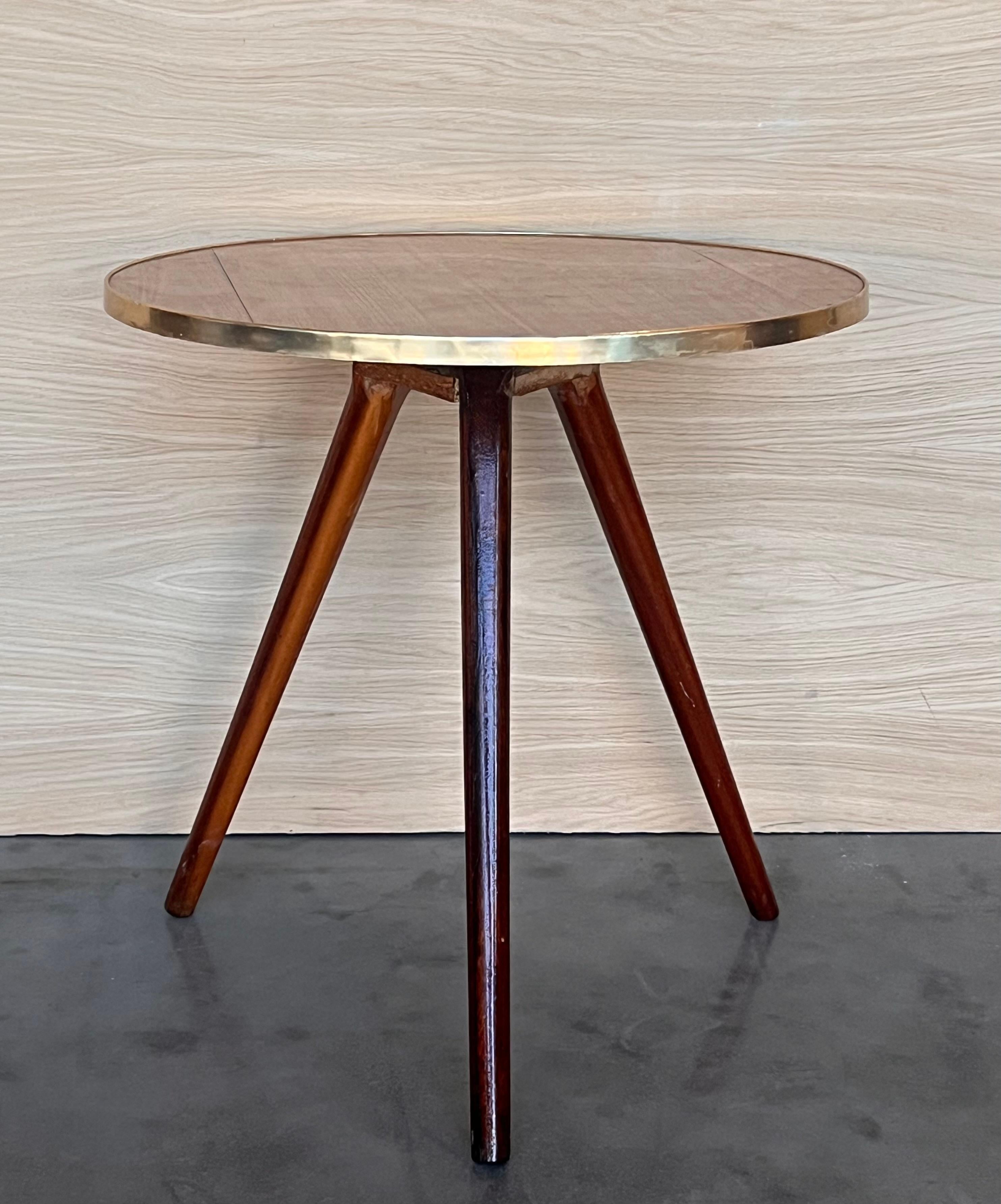 Magnifique  table d'appoint vintage, style italien, avec une base ronde en bois  bord en laiton reposant sur des pieds en bois. 
Cette table d'appoint a fière allure  dans une salle à manger et dans une salle de chevet. 
Il s'agit d'un guéridon ou