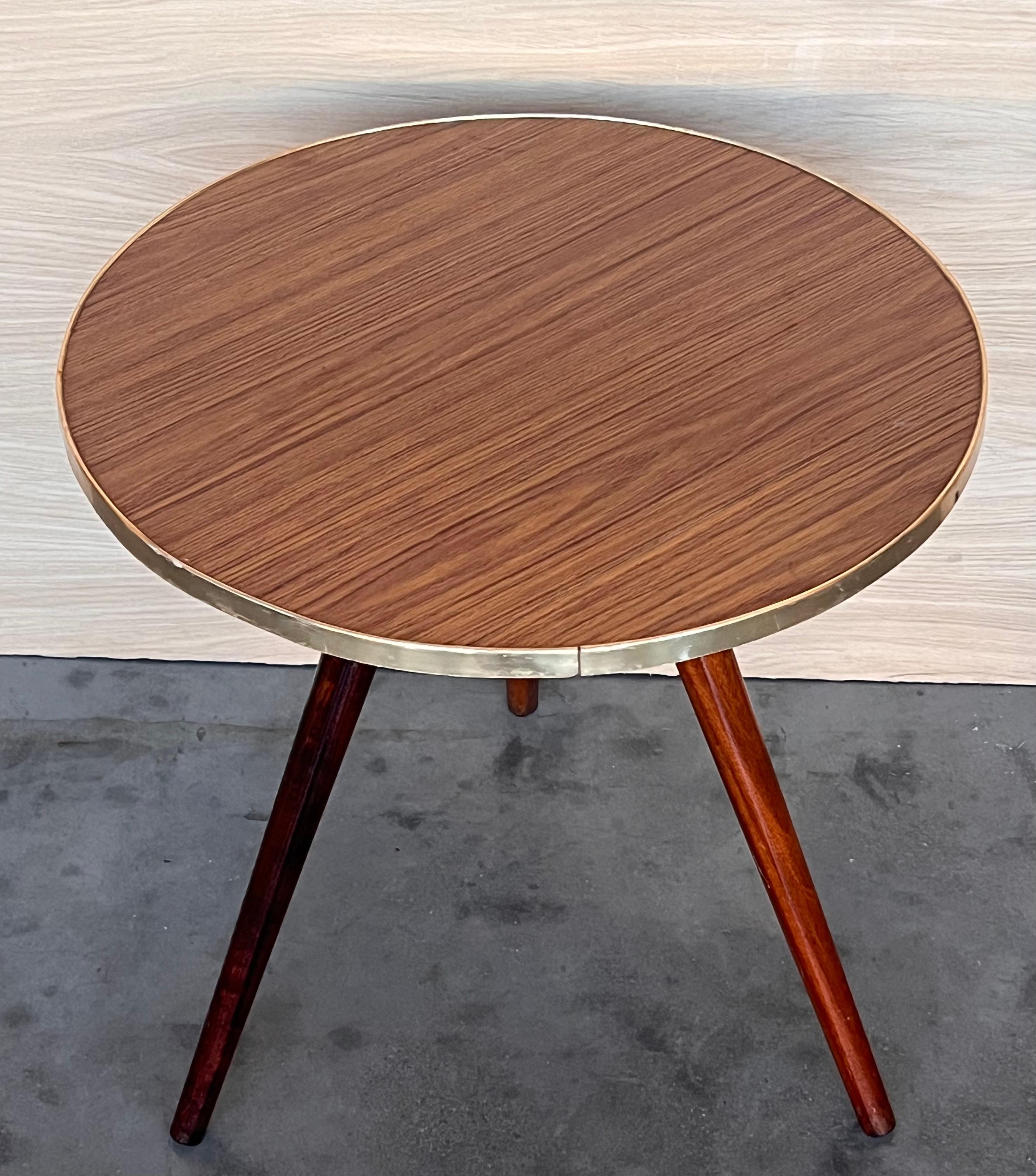 Métal Table d'appoint italienne du milieu du siècle dernier en laiton et fer avec plateau en bois en vente