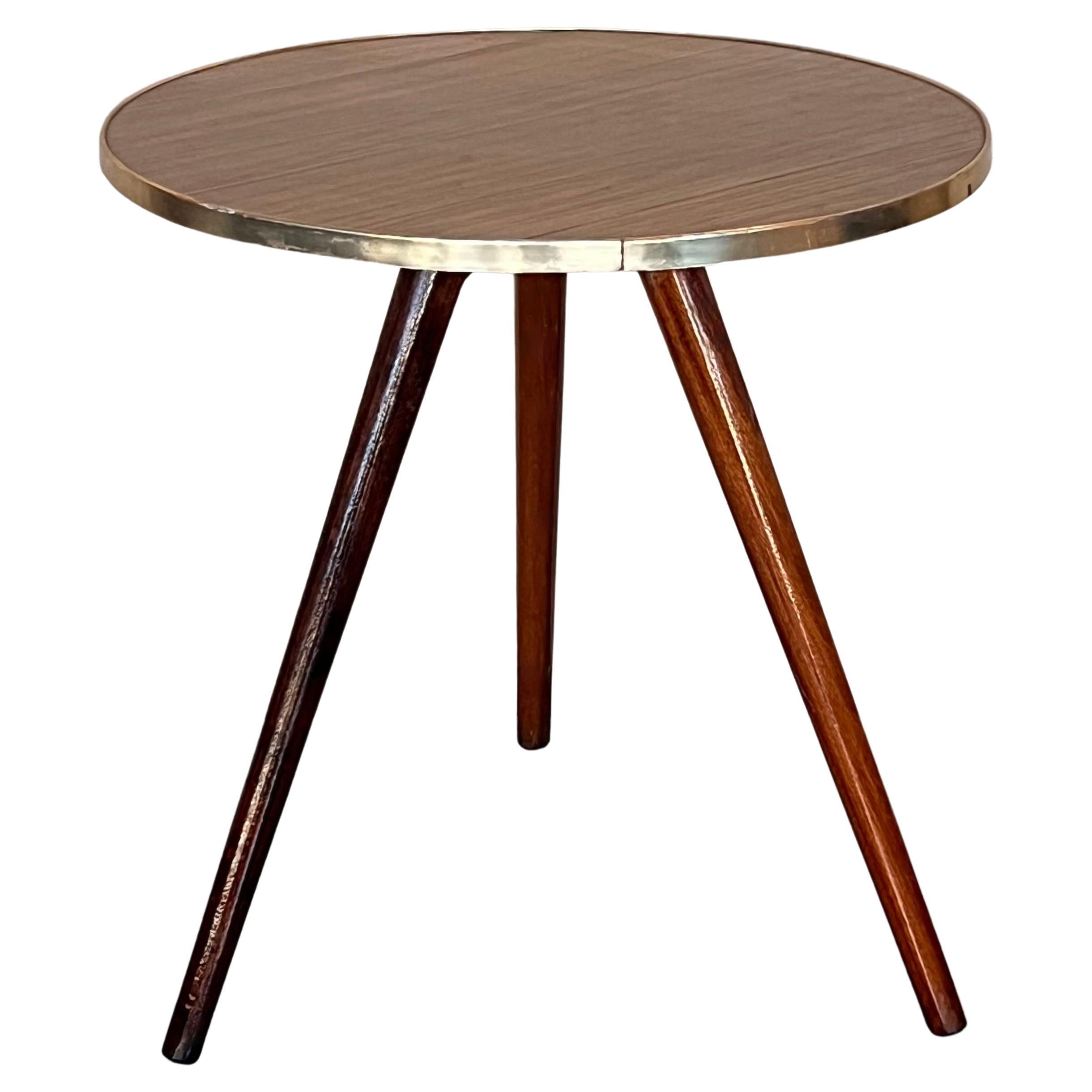 Table d'appoint italienne du milieu du siècle dernier en laiton et fer avec plateau en bois
