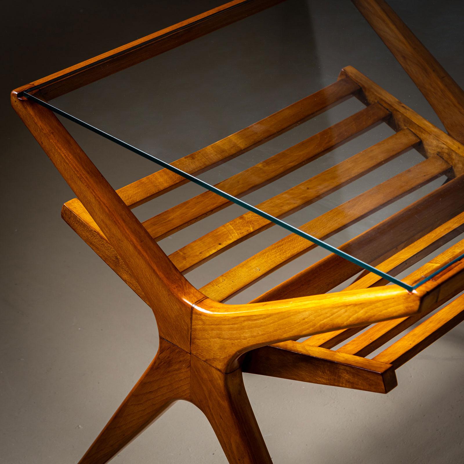 Table d'appoint italienne du milieu du siècle avec plateau en verre et porte-revues en vente 5