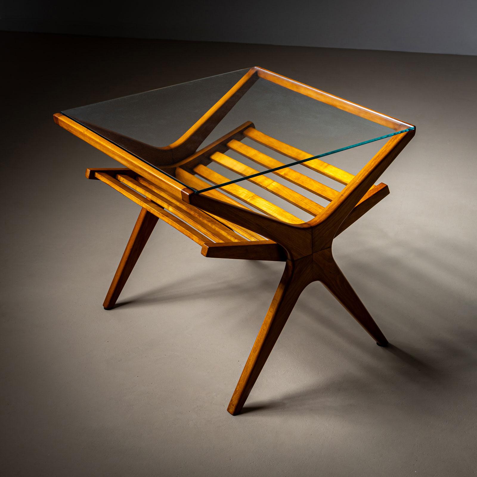 Table d'appoint italienne du milieu du siècle avec plateau en verre et porte-revues Bon état - En vente à New York, NY