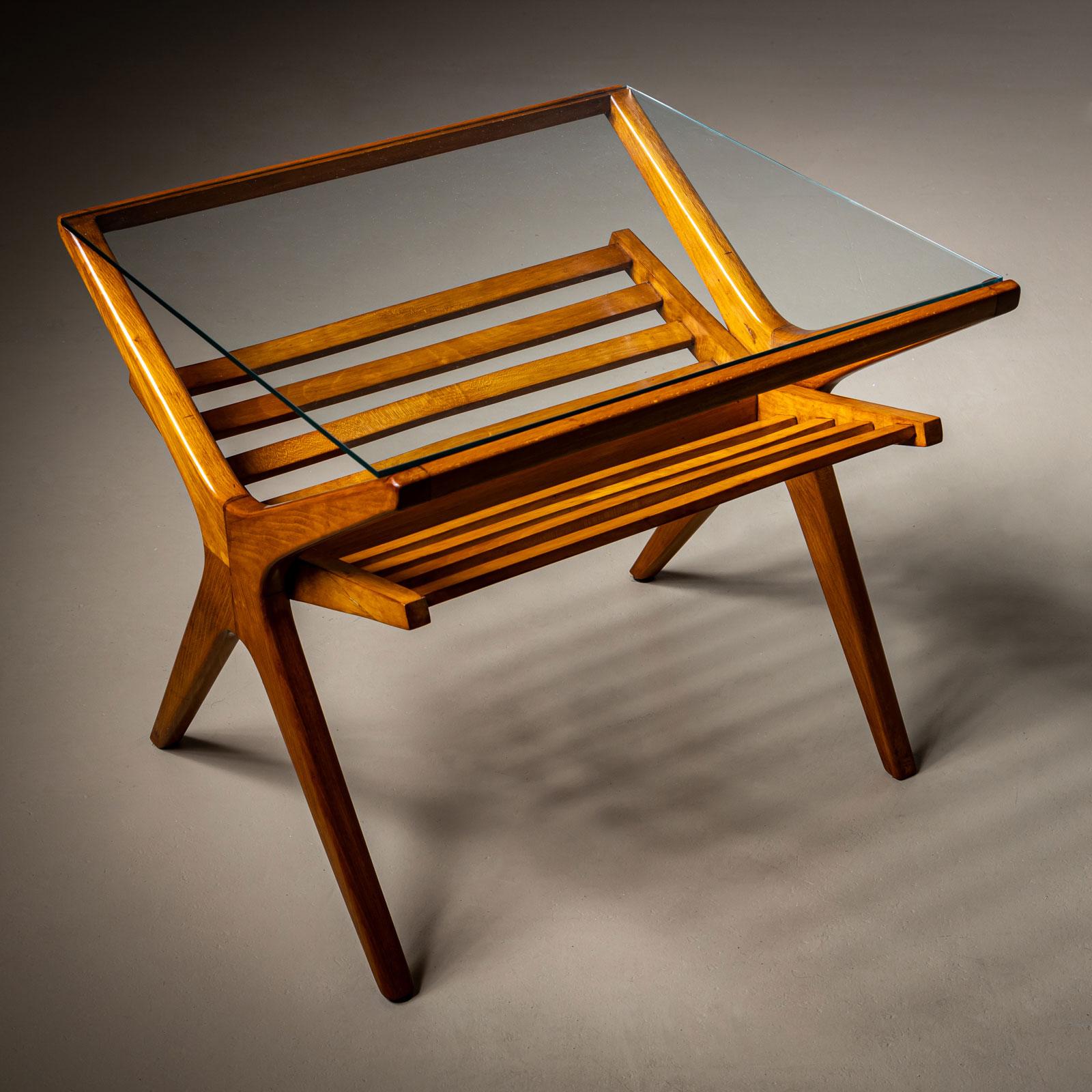 20ième siècle Table d'appoint italienne du milieu du siècle avec plateau en verre et porte-revues en vente