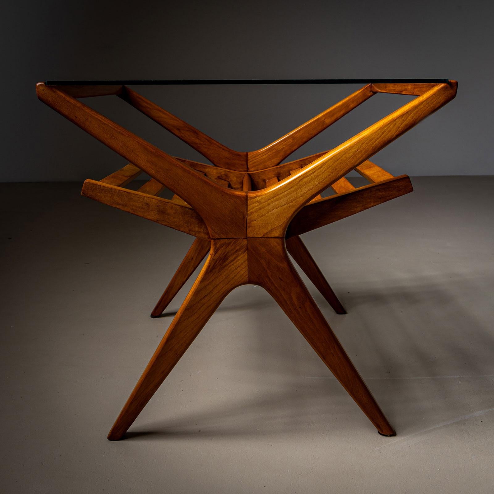 Table d'appoint italienne du milieu du siècle avec plateau en verre et porte-revues en vente 1
